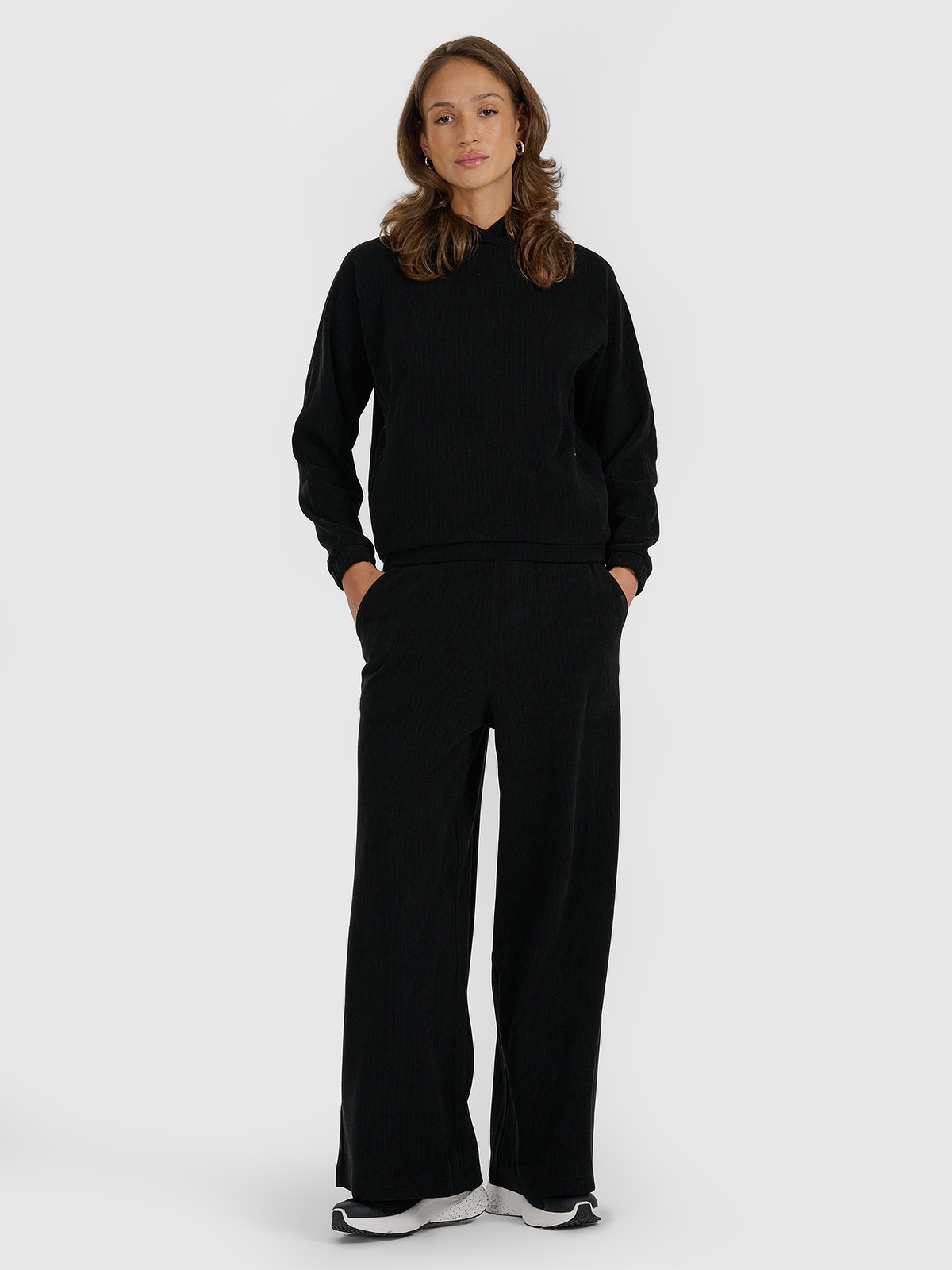 4F Spodnie oversize z szerokimi nogawkami damskie - czarne XS