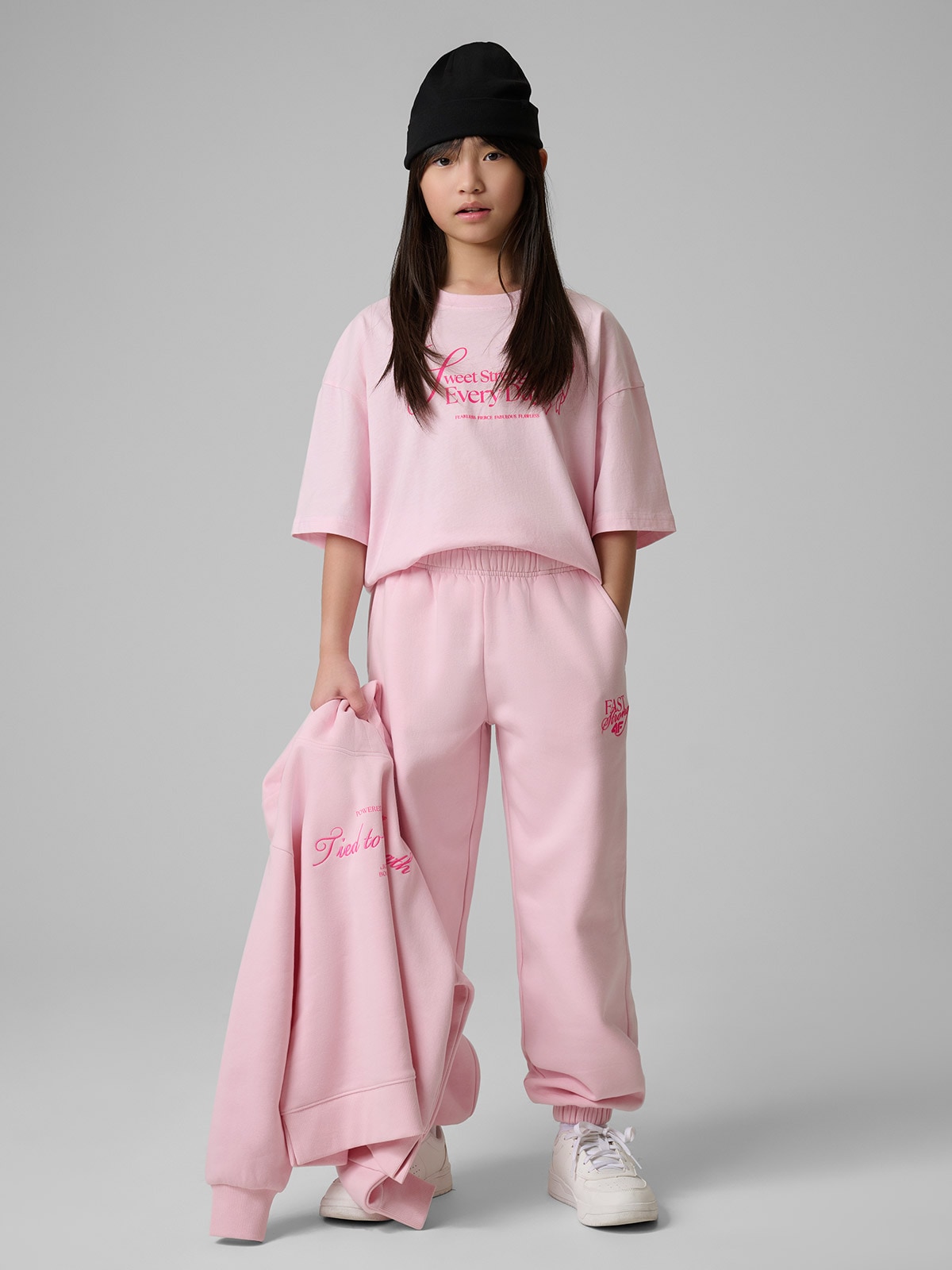 4F T-shirt loose z nadrukiem dziewczęcy - różowy 122/128 (6-8 lat)