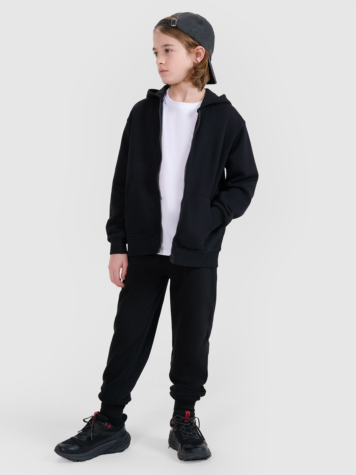 4F Spodnie dresowe joggery chłopięce - czarne 122 (6-7 lat)