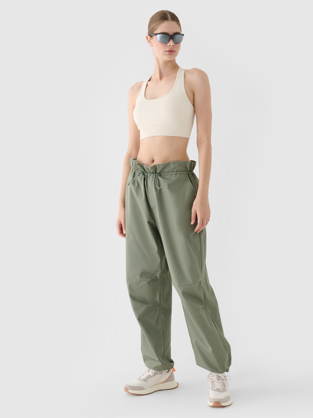 4F Spodnie casual parachute oversize damskie - oliwkowe/khaki L