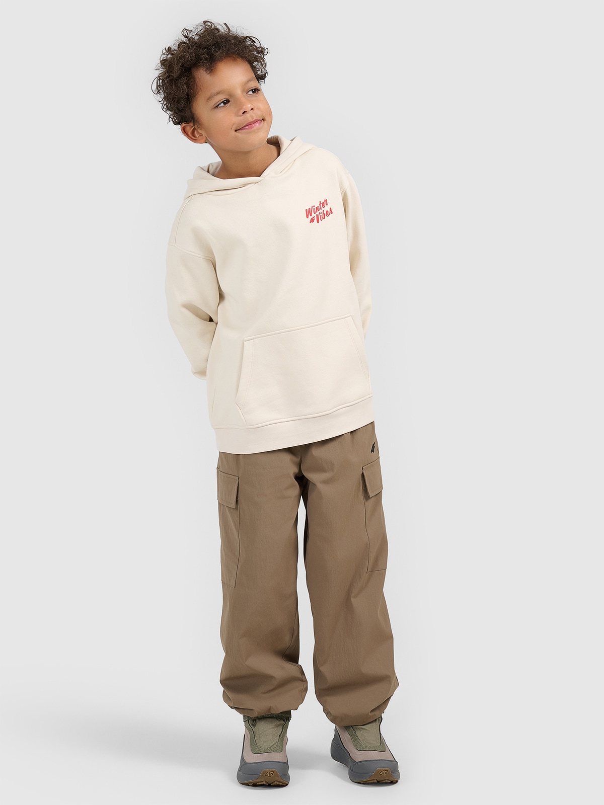 4F Spodnie casual cargo chłopięce - brązowe 134/140 (8-10 lat)