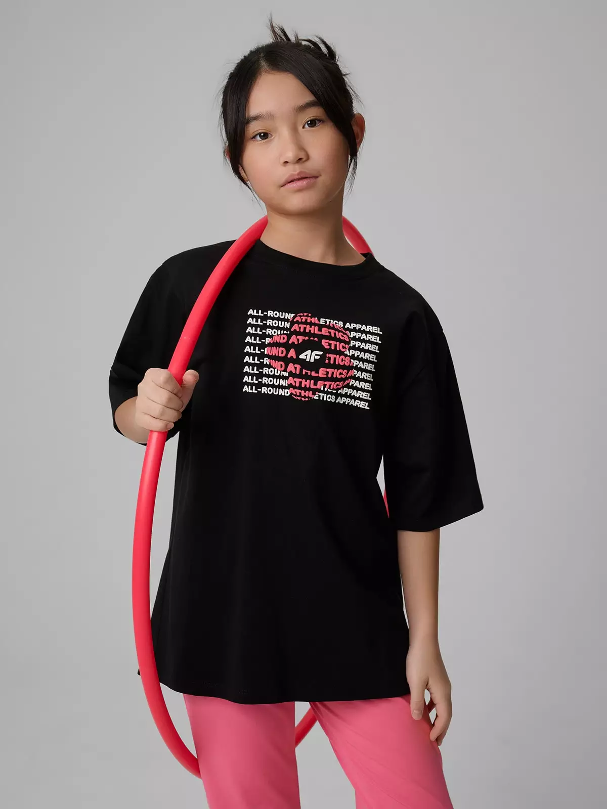 4F T-shirt loose z nadrukiem dziewczęcy - czarny 146 (10-11 lat)