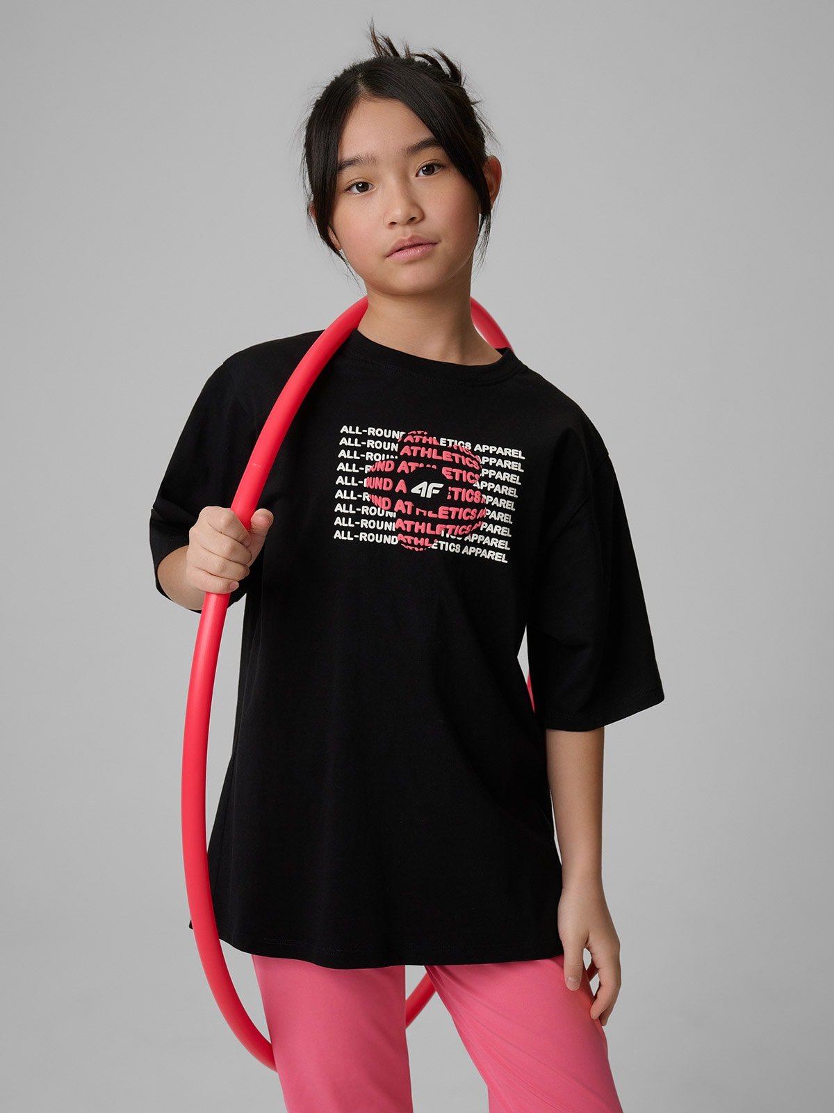 4F T-shirt loose z nadrukiem dziewczęcy - czarny 146 (10-11 lat)