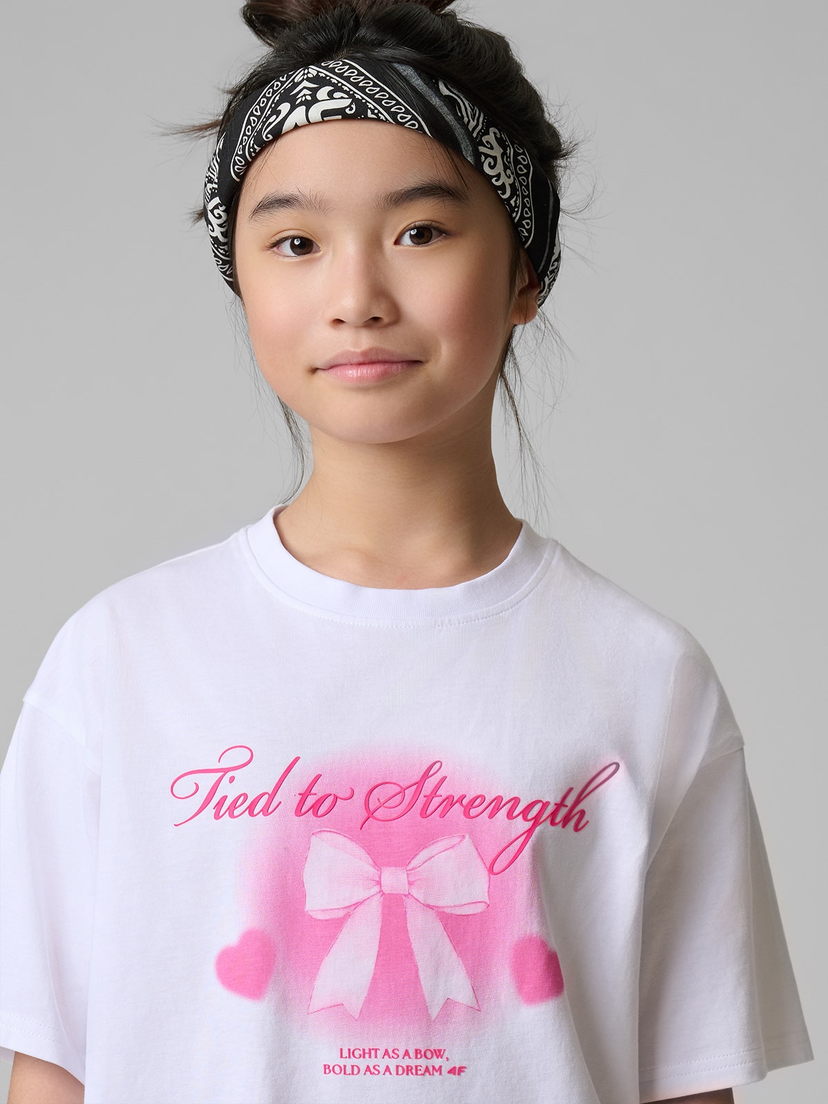 4F T-shirt loose z nadrukiem dziewczęcy - biały 134/140 (8-10 lat)