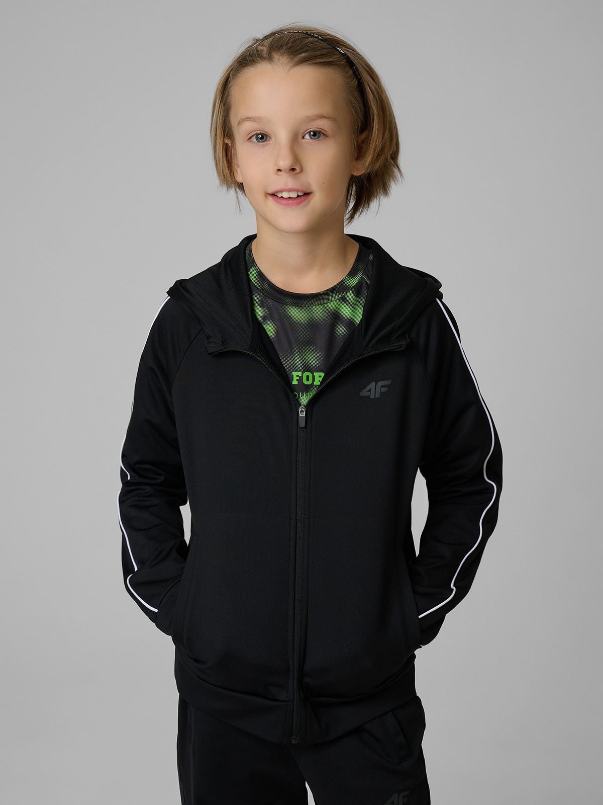 4F Bluza sportowa regular z kapturem chłopięca - czarna 134/140 (8-10 lat)