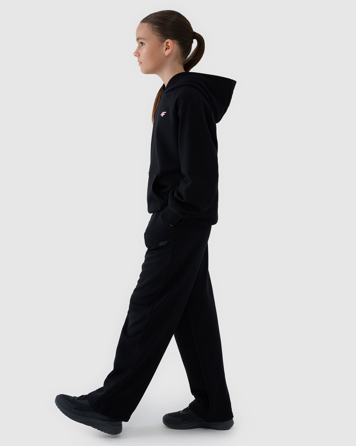 4F Spodnie dresowe z szerokimi nogawkami dziewczęce - czarne 122 (6-7 lat)