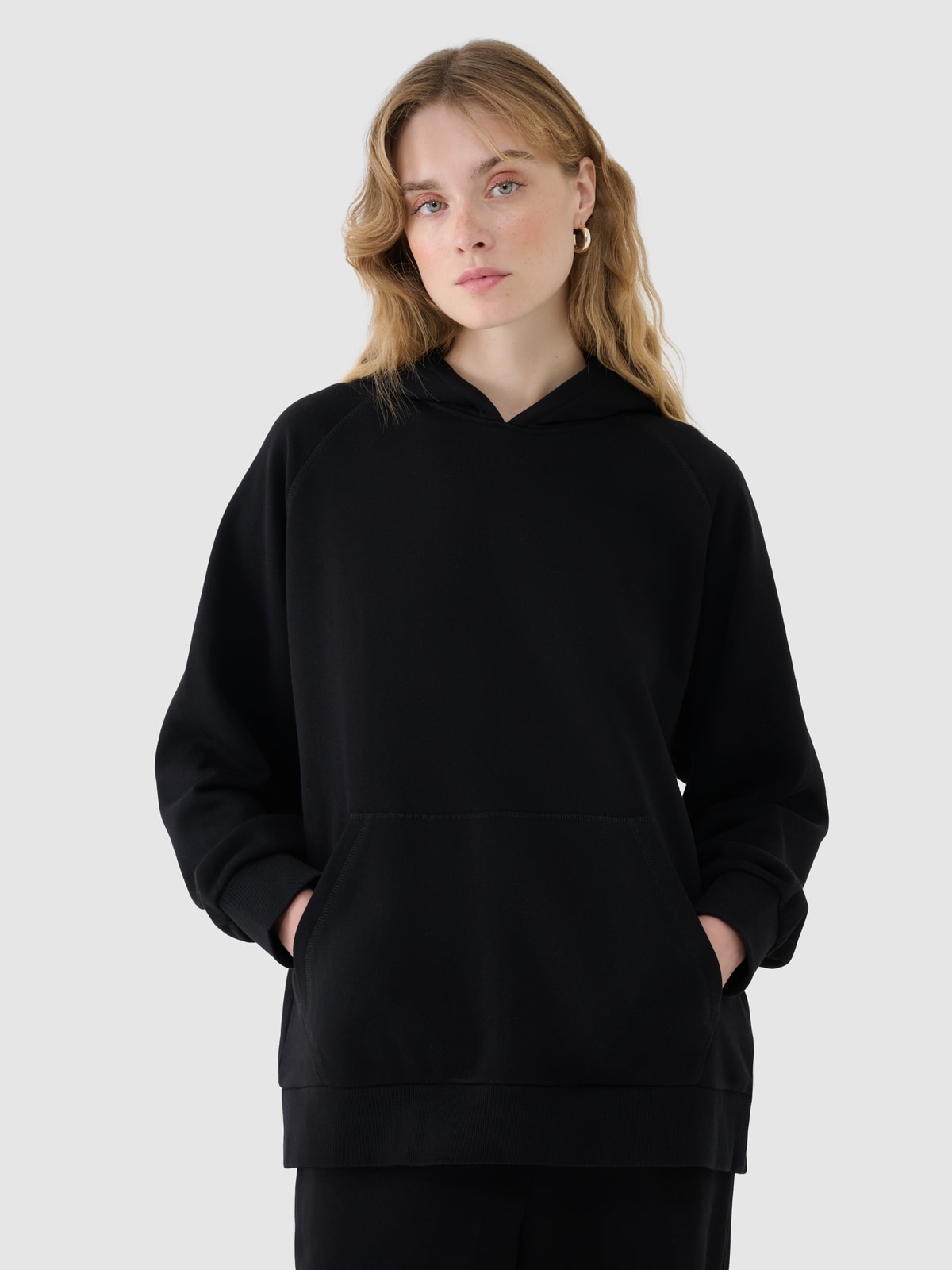 4F Bluza dresowa nierozpinana z kapturem damska - czarna S