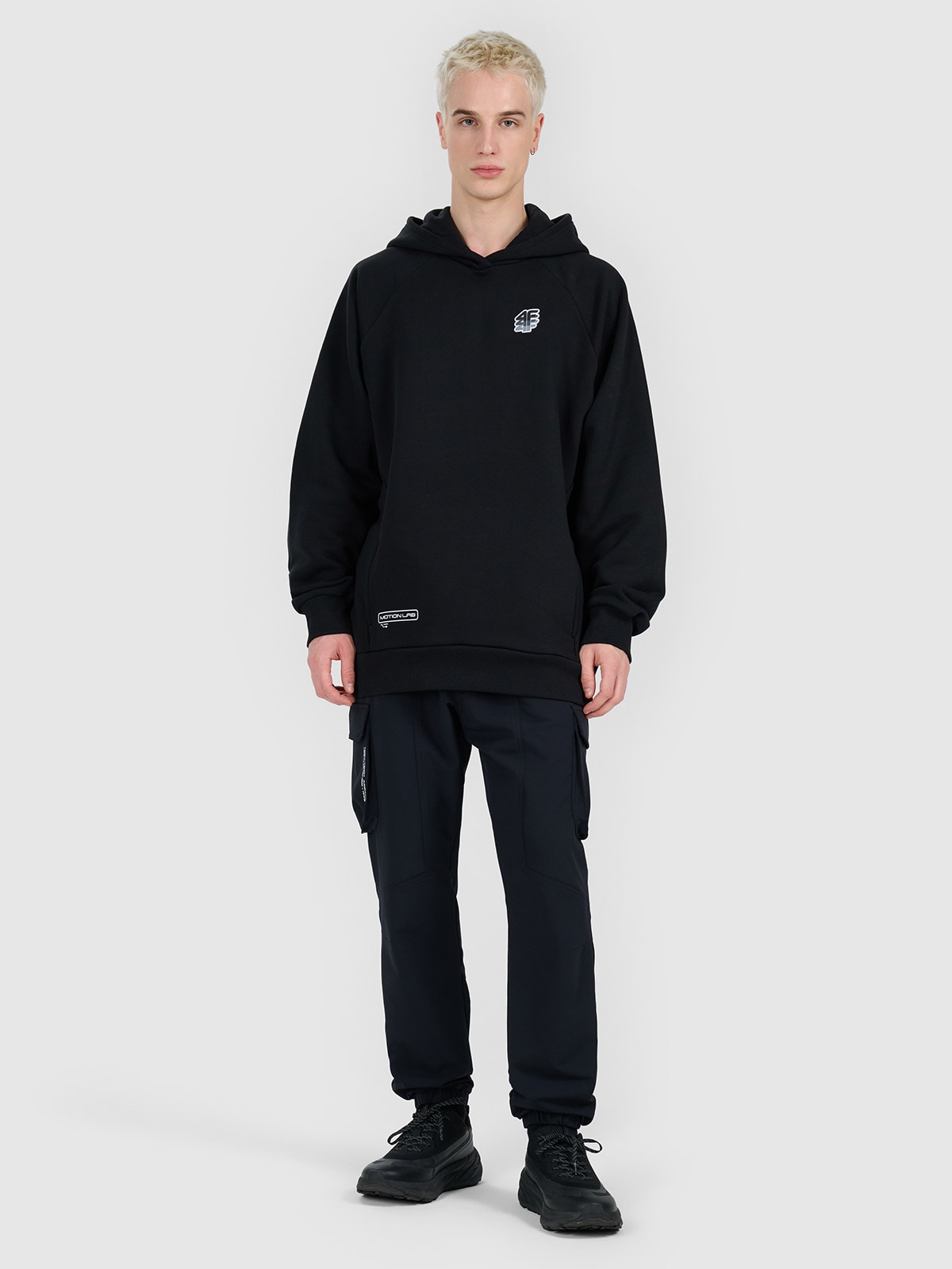 4F Bluza dresowa nierozpinana z kapturem męska - czarna XL