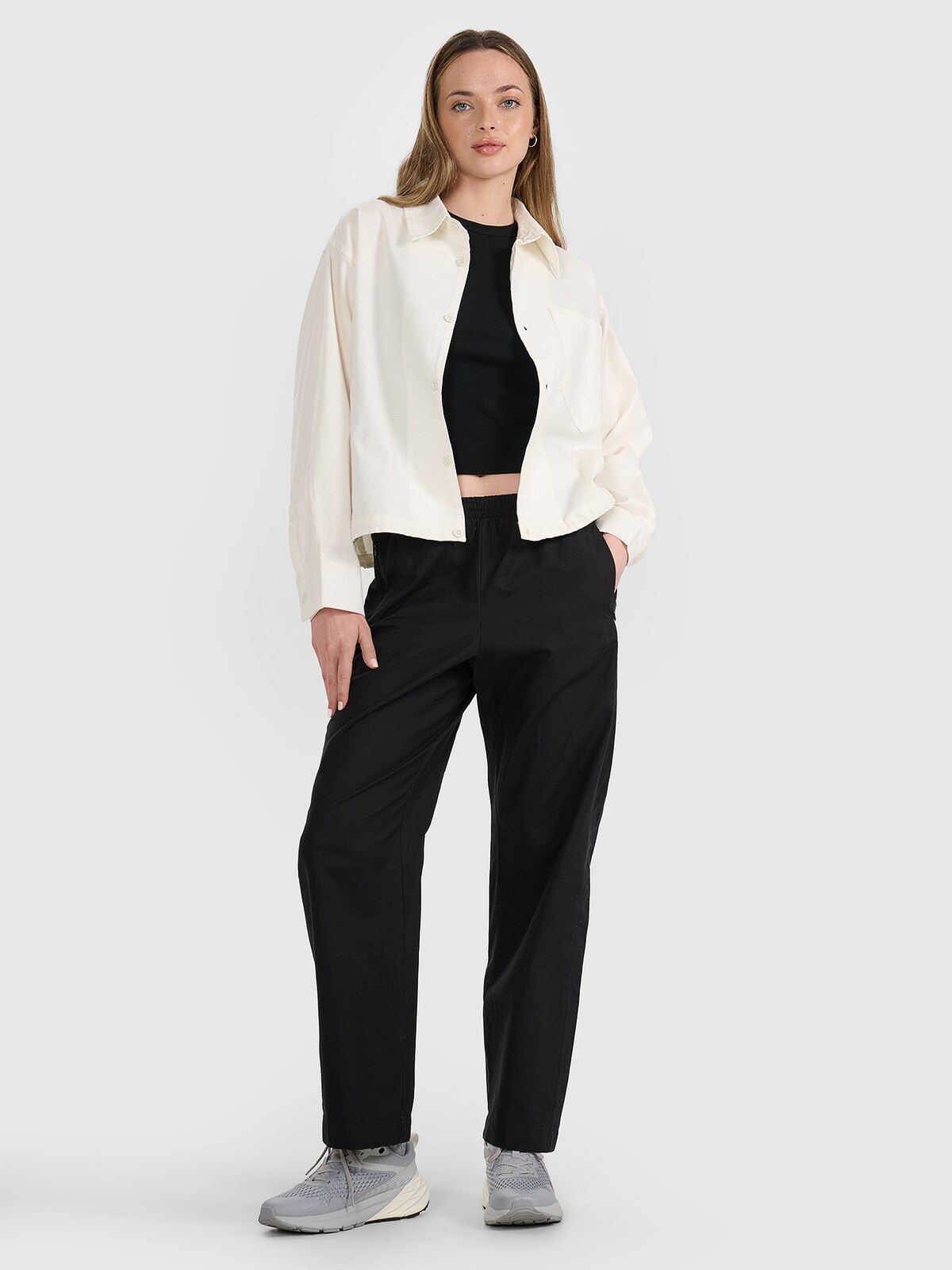 4F Spodnie casual damskie - czarne M