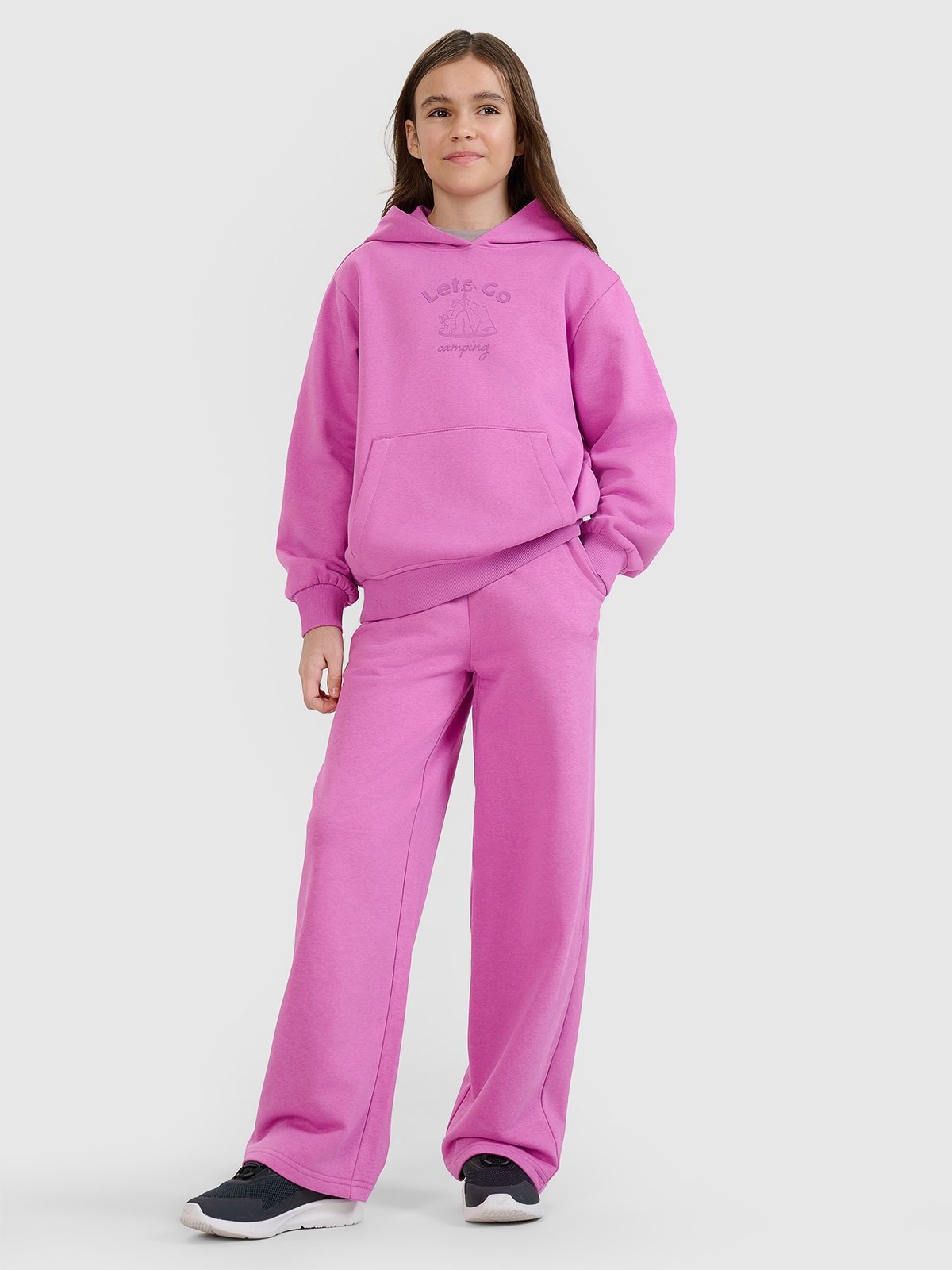 4F Spodnie dresowe z szerokimi nogawkami dziewczęce - różowe 140 (9-10 lat)