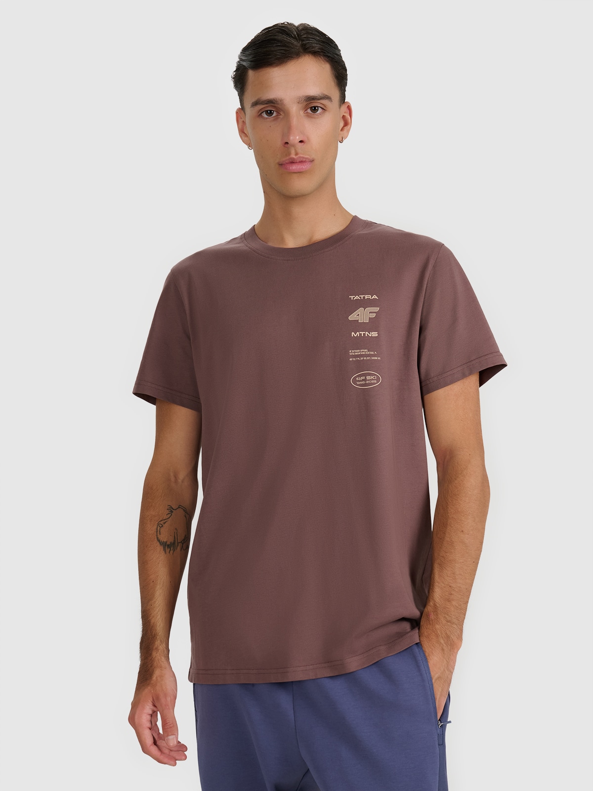 4F T-shirt regular z nadrukiem męski - brązowy XXL