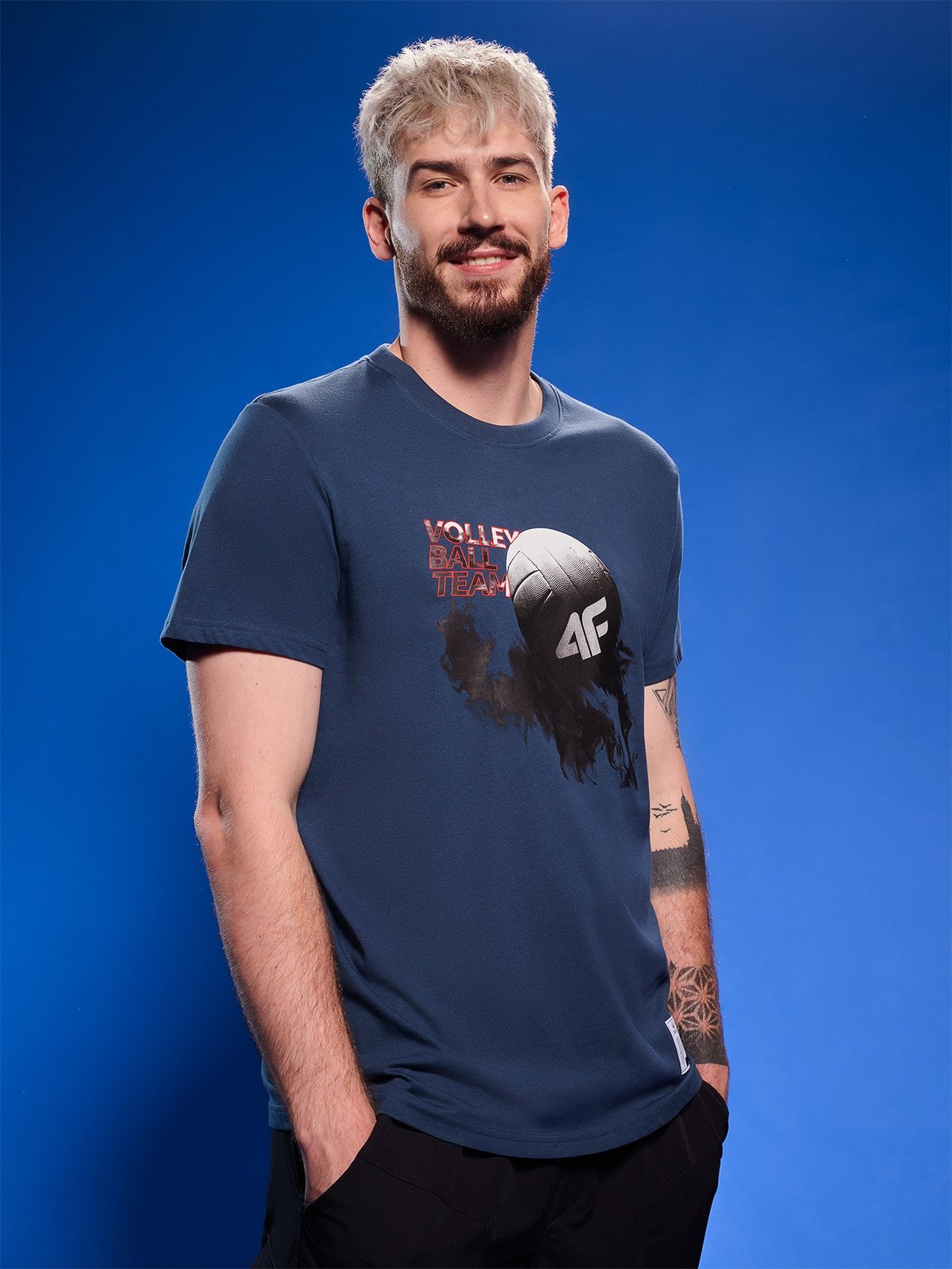 4F T-shirt regular z nadrukiem siatkarskim męski - granatowy M
