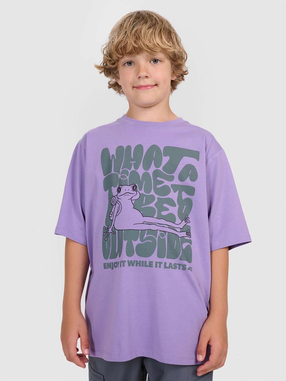 4F T-shirt oversize z nadrukiem chłopięcy - fioletowy 122 (6-7 lat)