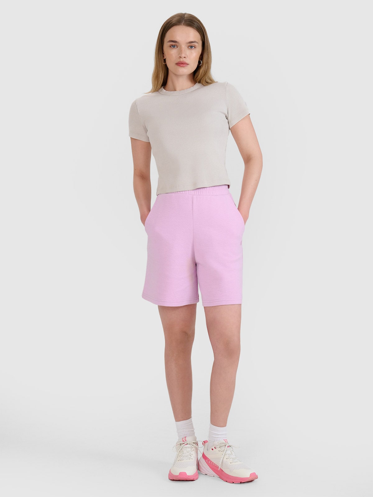 4F Spodenki dresowe ze strukturalnej dzianiny damskie - różowe M
