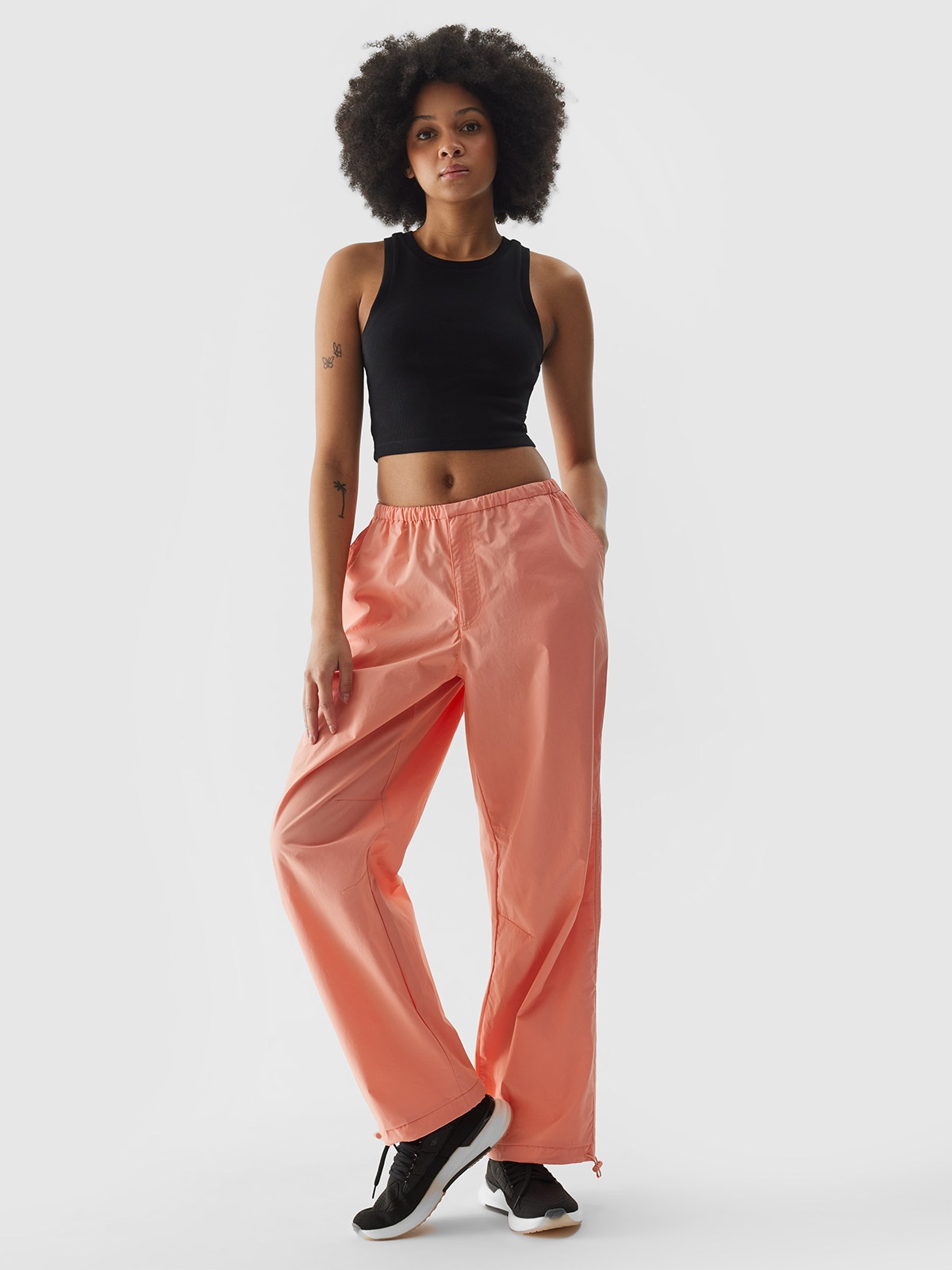 4F Spodnie casual baggy parachute damskie - łososiowy XXL