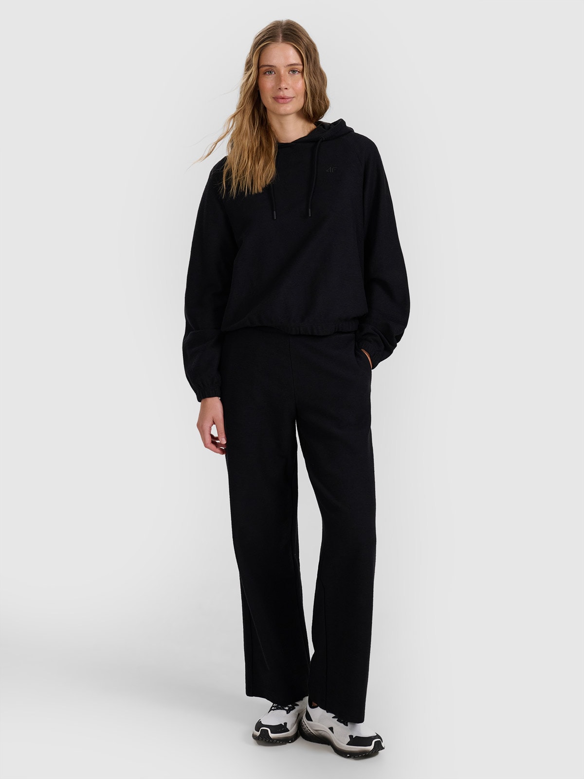 4F Spodnie dresowe z dzianiny strukturalnej damskie - czarne S