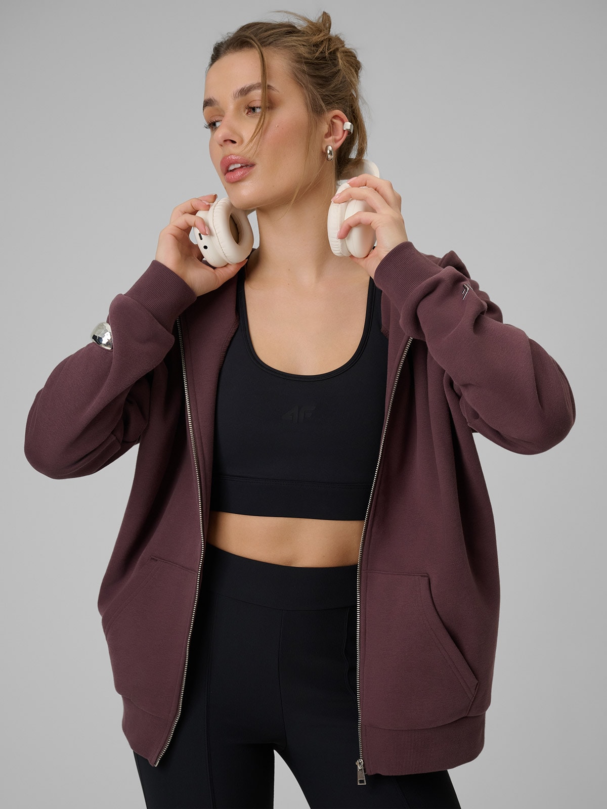 4F Bluza dresowa rozpinana z kapturem damska - brązowa S