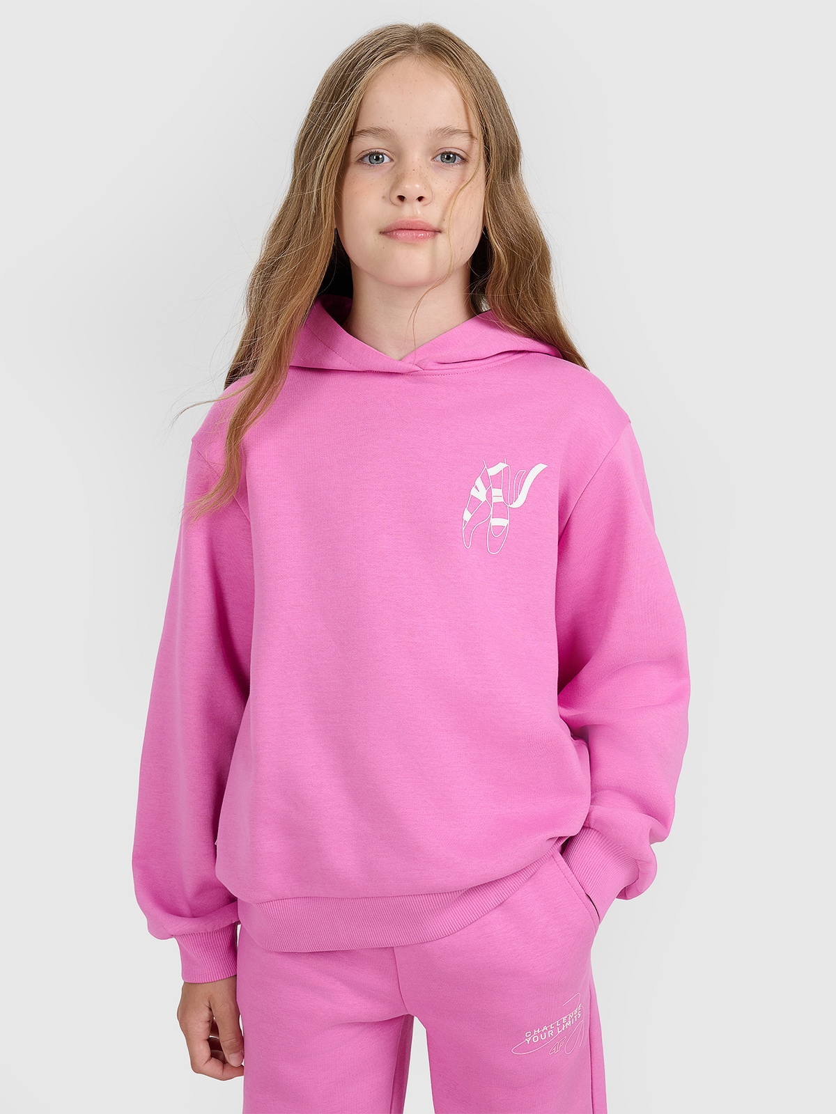 4F Bluza dresowa nierozpinana z kapturem dziewczęca - różowa 140 (9-10 lat)