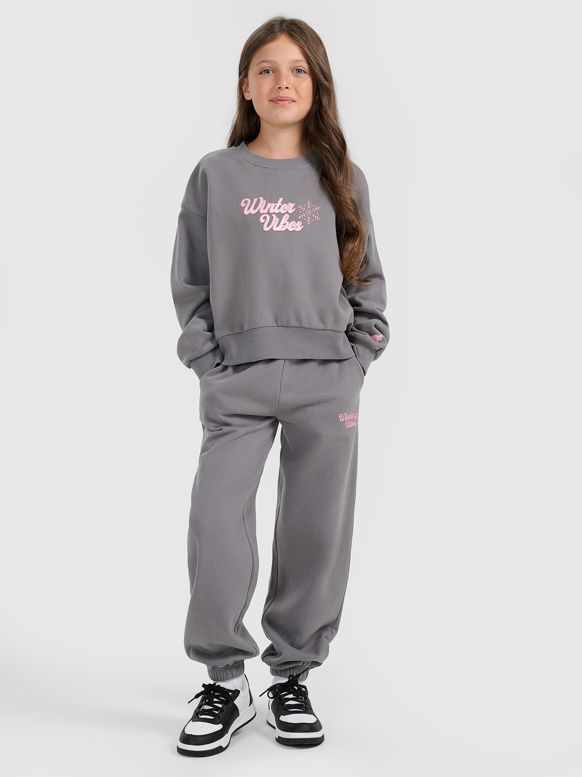 4F Spodnie dresowe joggery dziewczęce - szare 134 (8-9 lat)