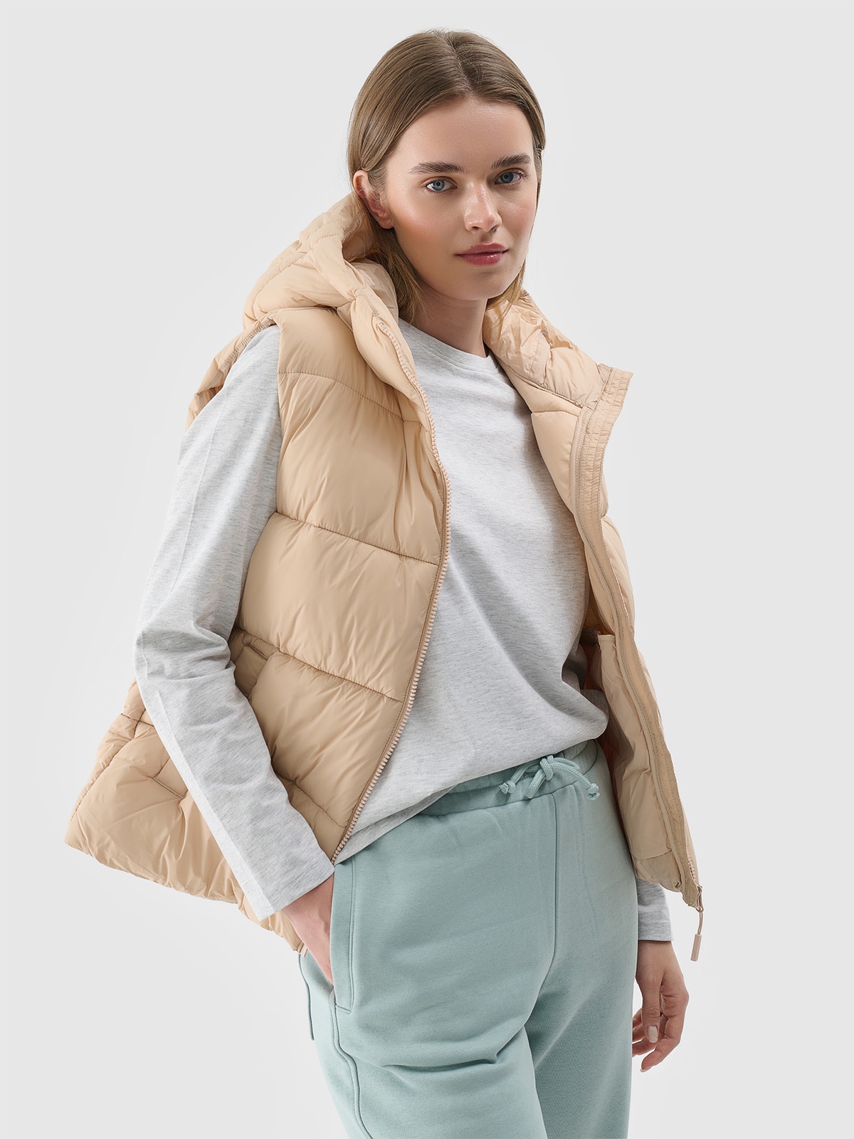 4F Bezrękawnik puchowy pikowany z kapturem damski - beżowy M