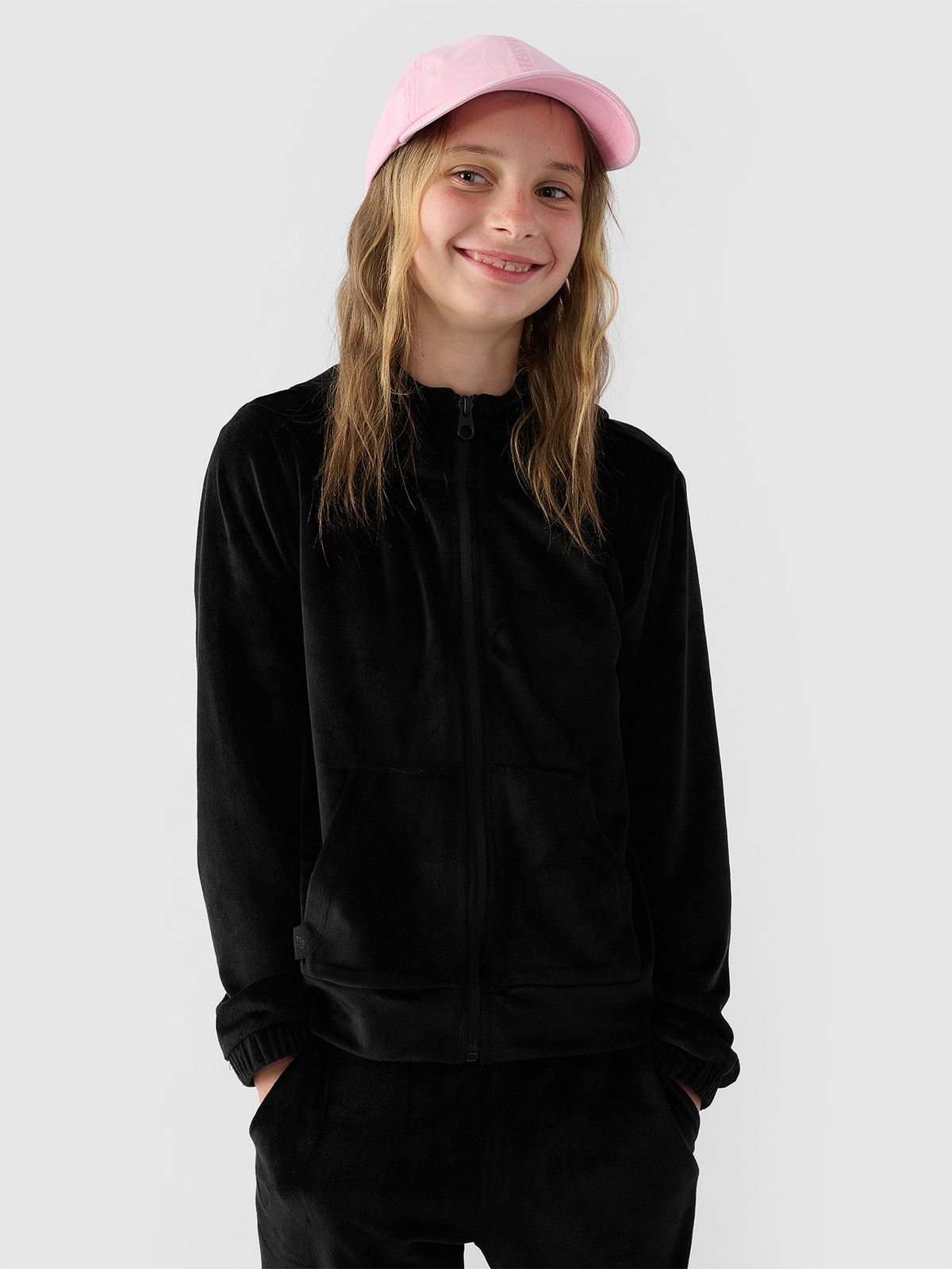 4F Bluza dresowa z weluru rozpinana z kapturem dziewczęca - czarna 122 (6-7 lat)