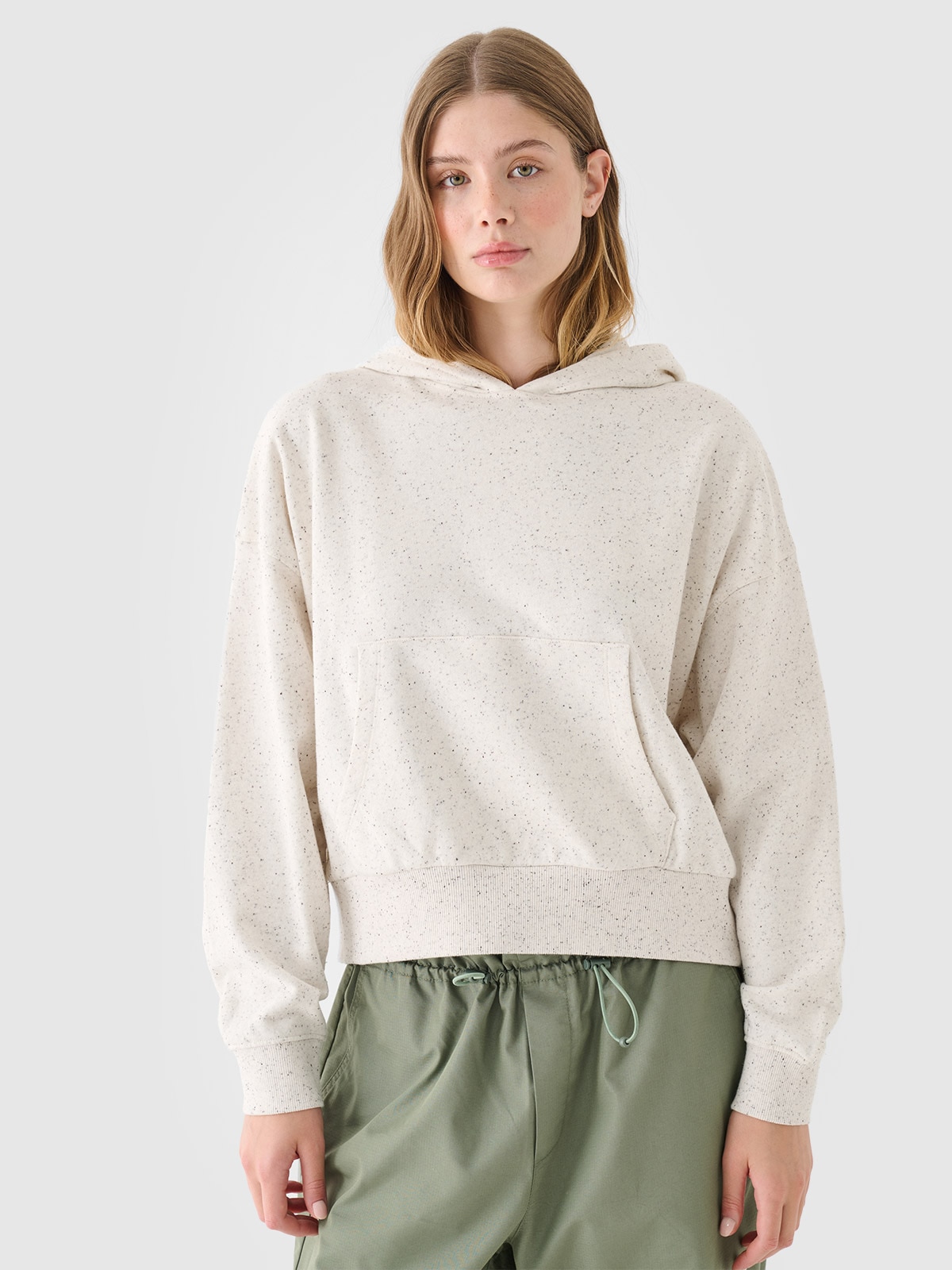 4F Bluza dresowa nierozpinana z kapturem damska - beżowa XS