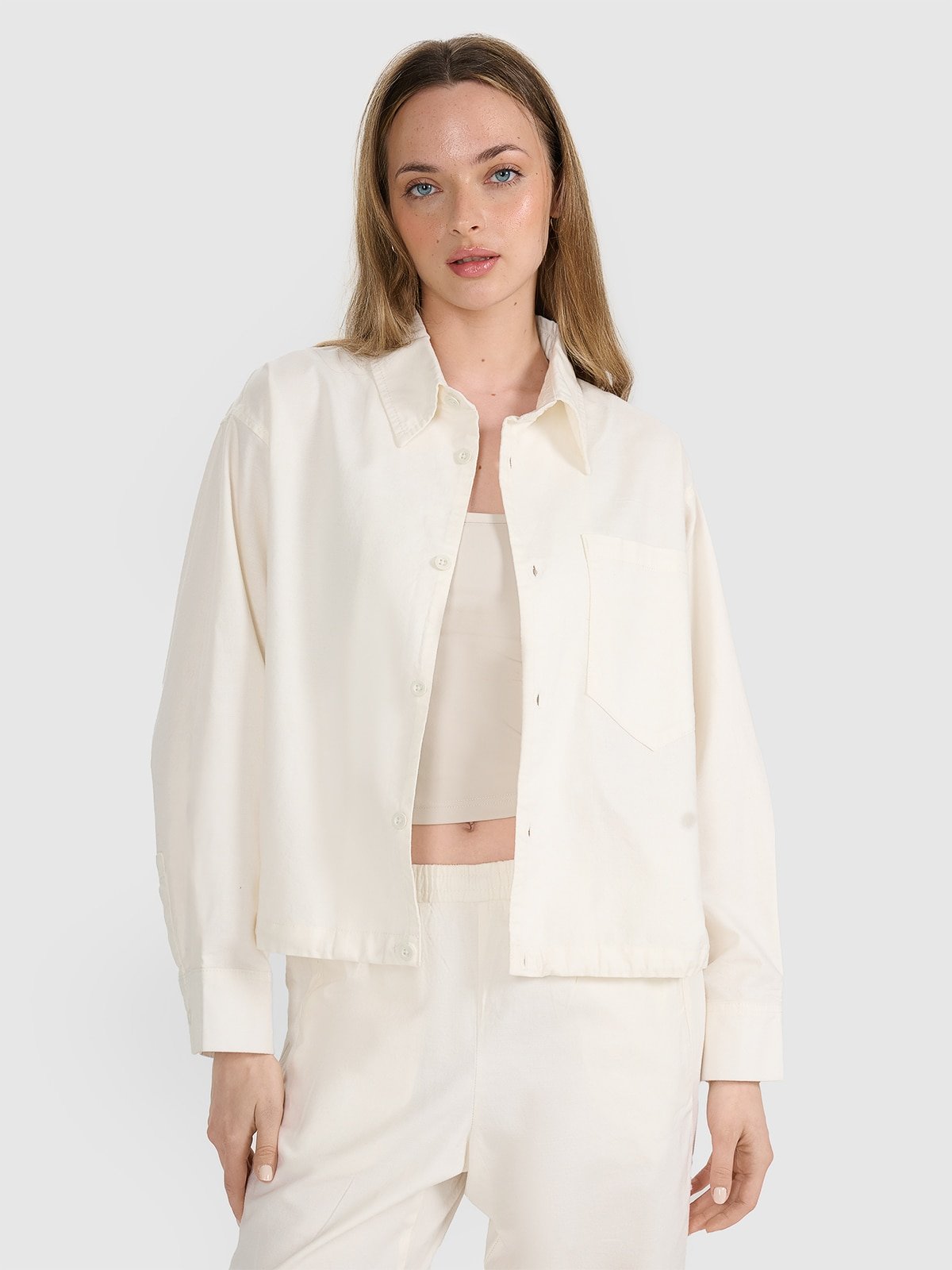 4F Koszula oversize z kołnierzykiem damska - biała XS