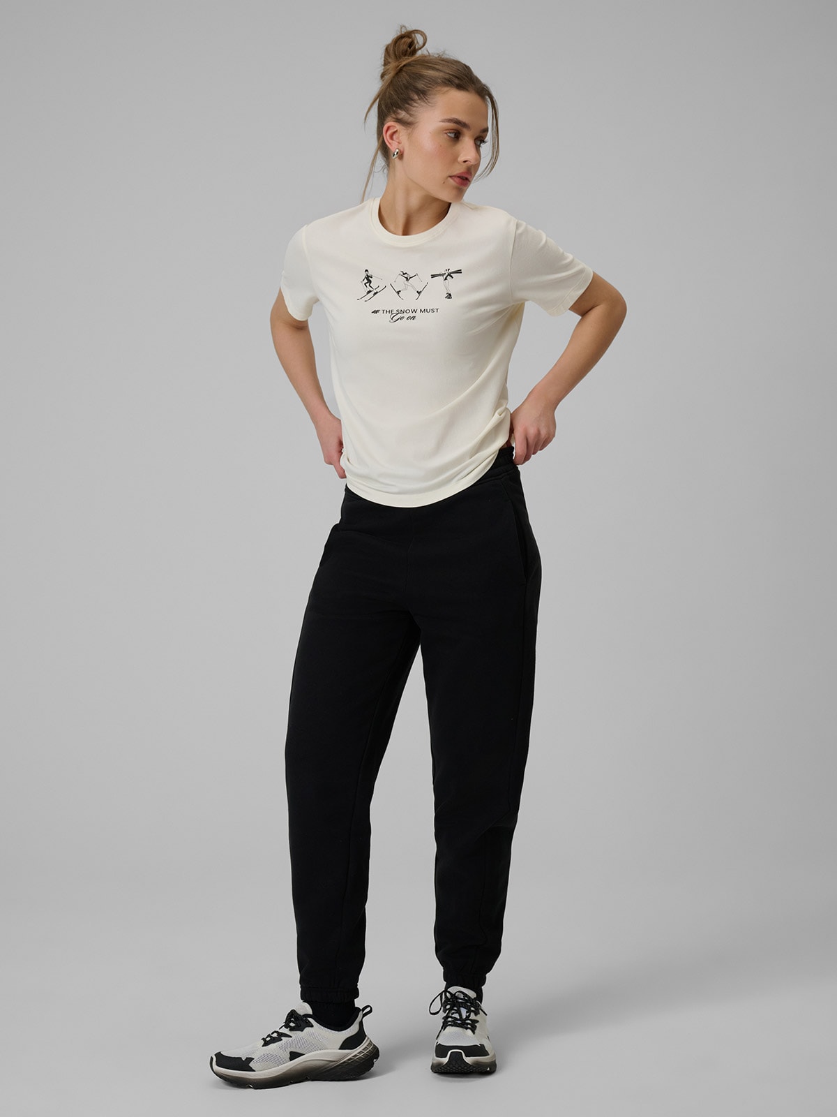 4F Spodnie dresowe joggery damskie - czarne XS