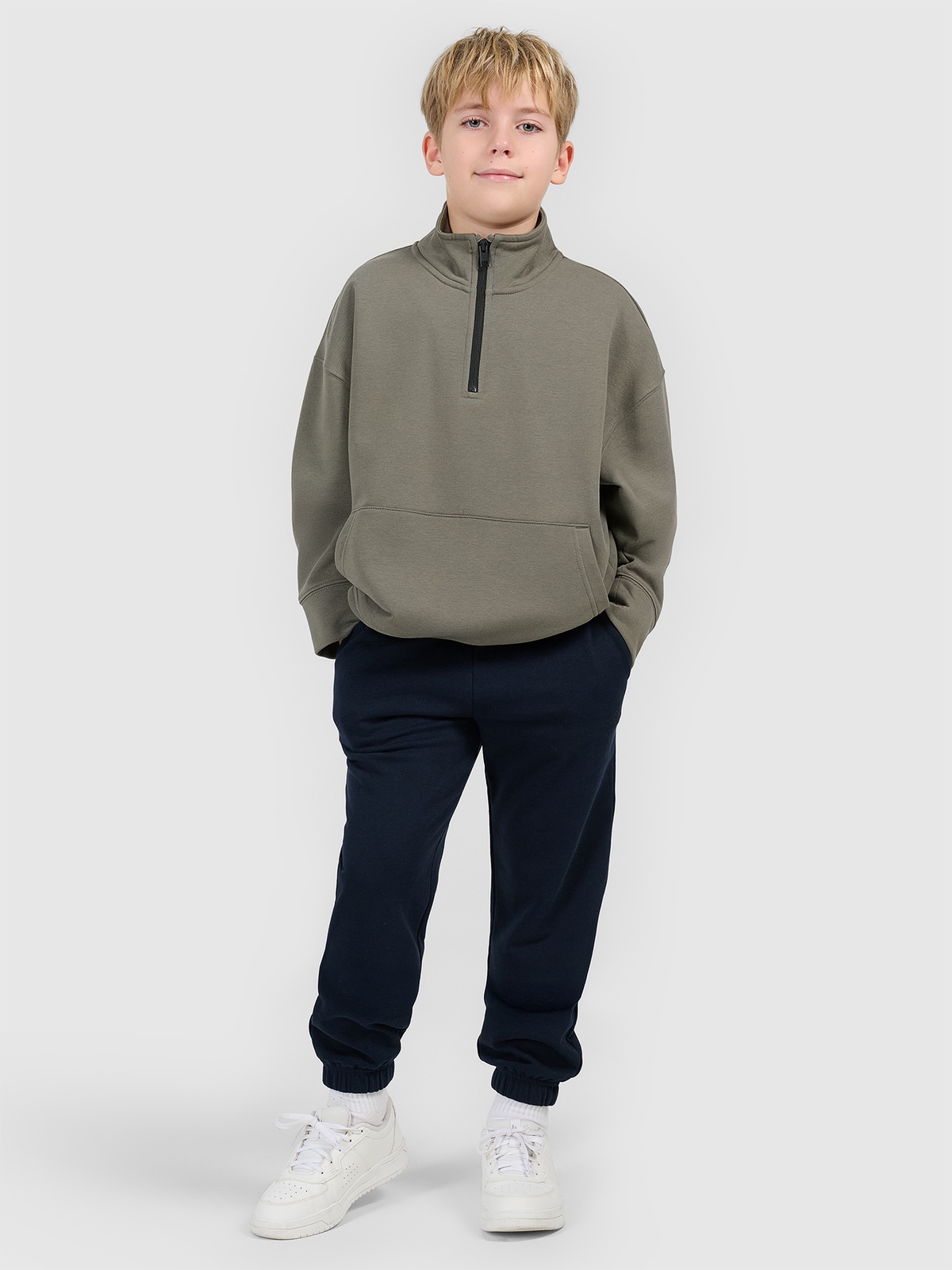 4F Spodnie dresowe joggery chłopięce - granatowe 128 (7-8 lat)