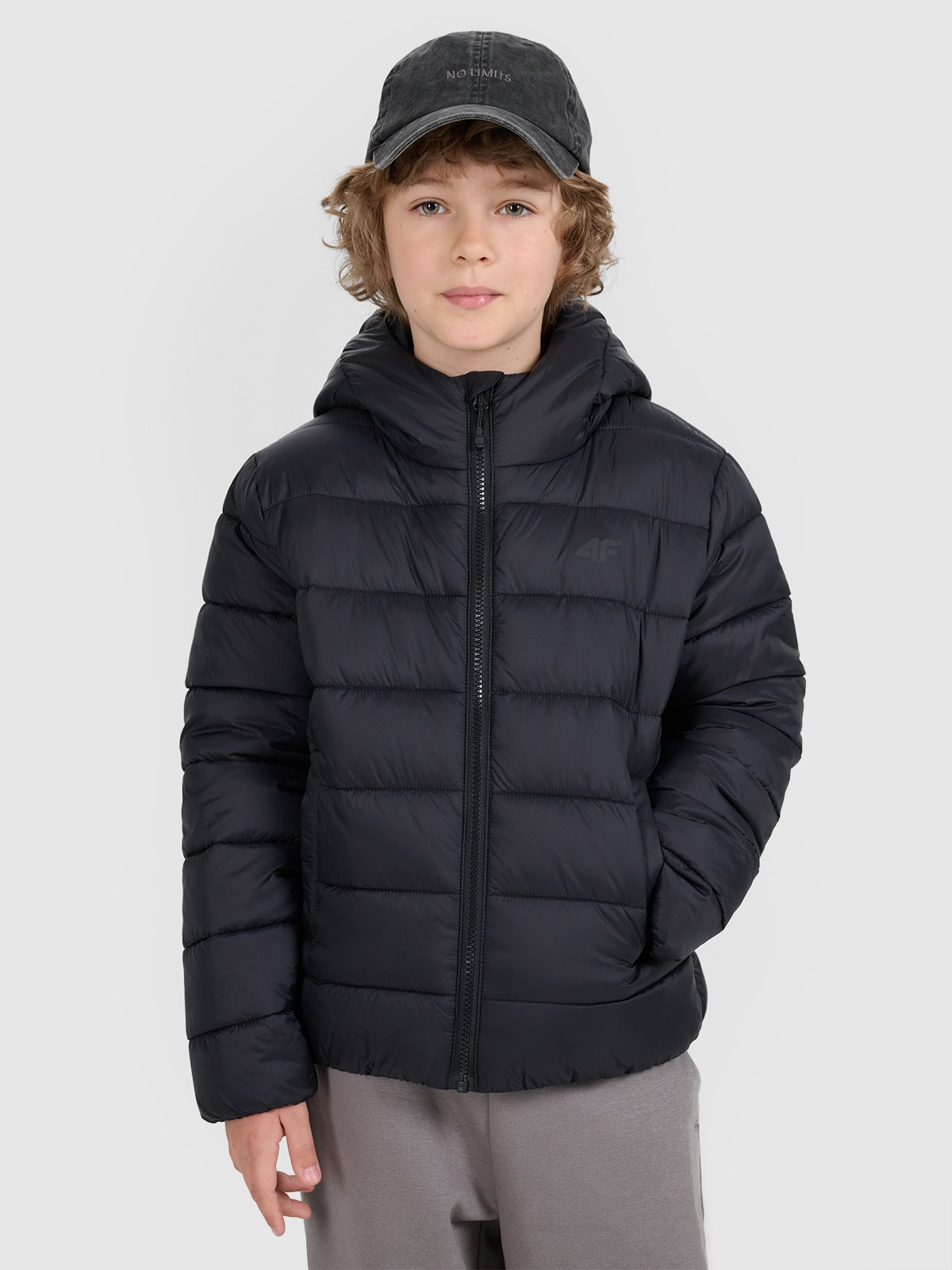 4F Kurtka puchowa z wypełnieniem syntetycznym dziecięca - czarna 140 (9-10 lat)