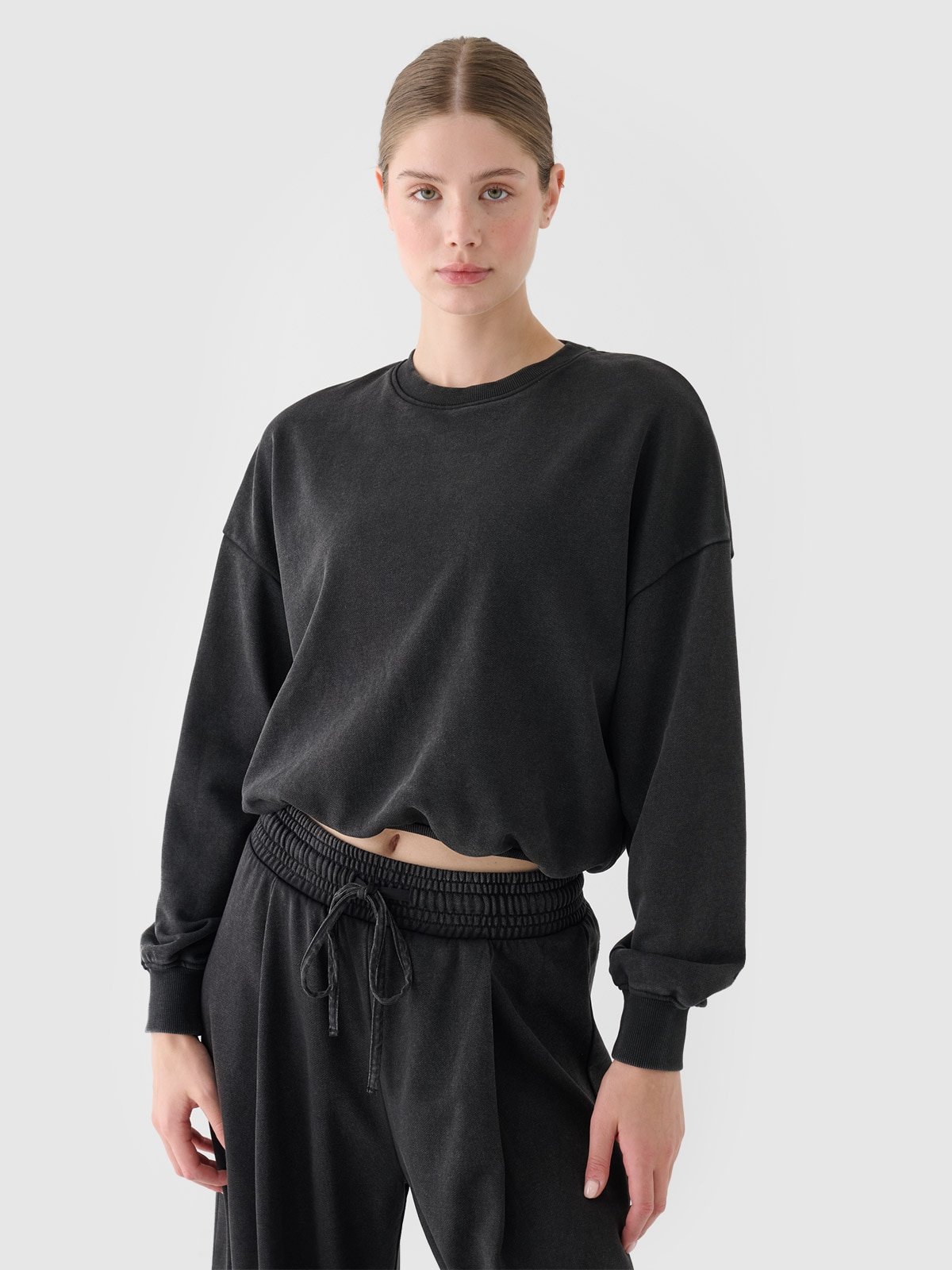 4F Bluza dresowa nierozpinana bez kaptura damska - czarna S