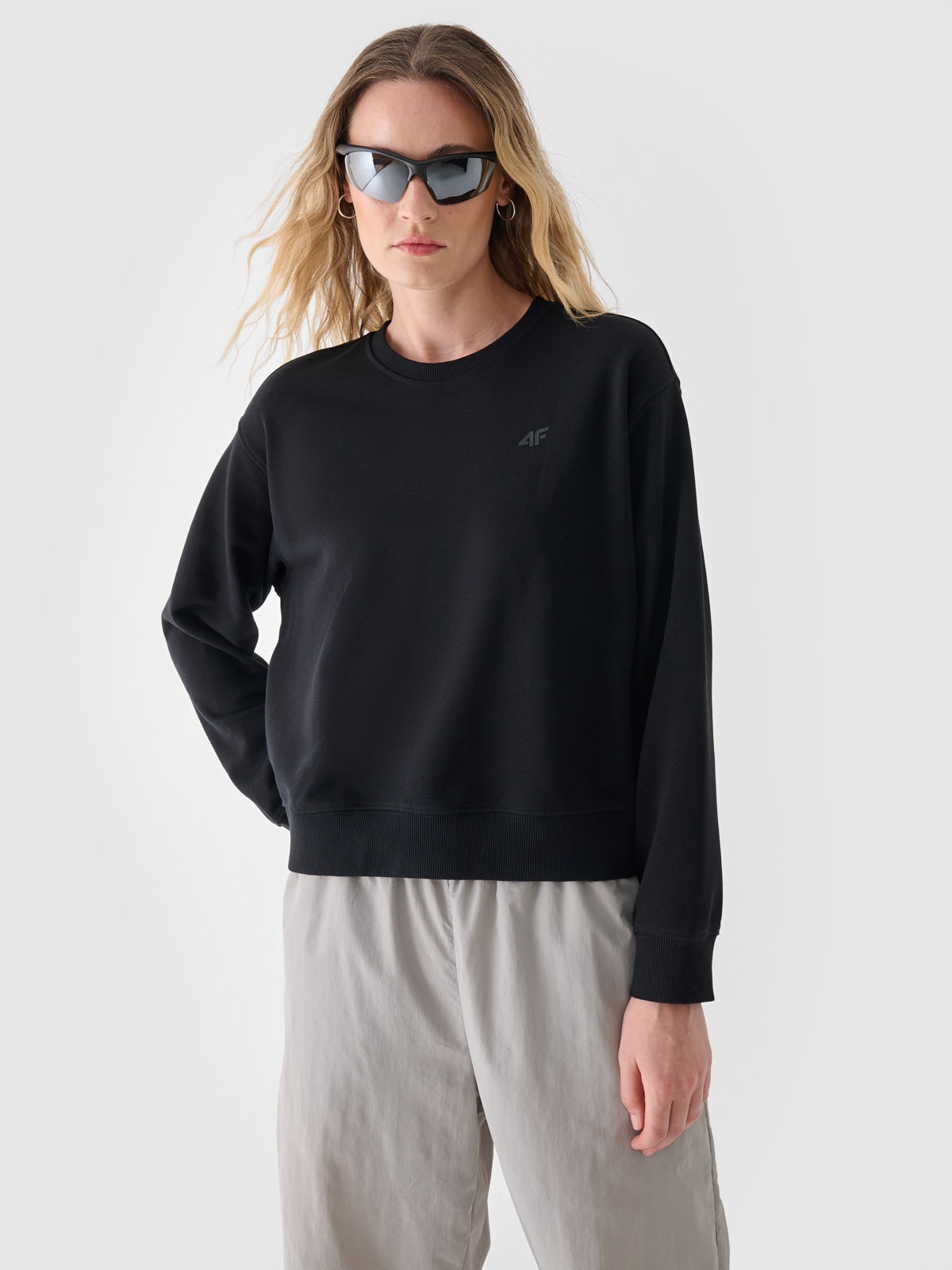 4F Bluza dresowa nierozpinana bez kaptura damska - czarna M