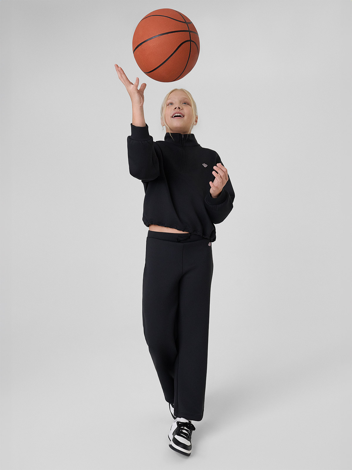 4F Spodnie sportowe z prostymi nogawkami dziewczęce - czarne 134/140 (8-10 lat)