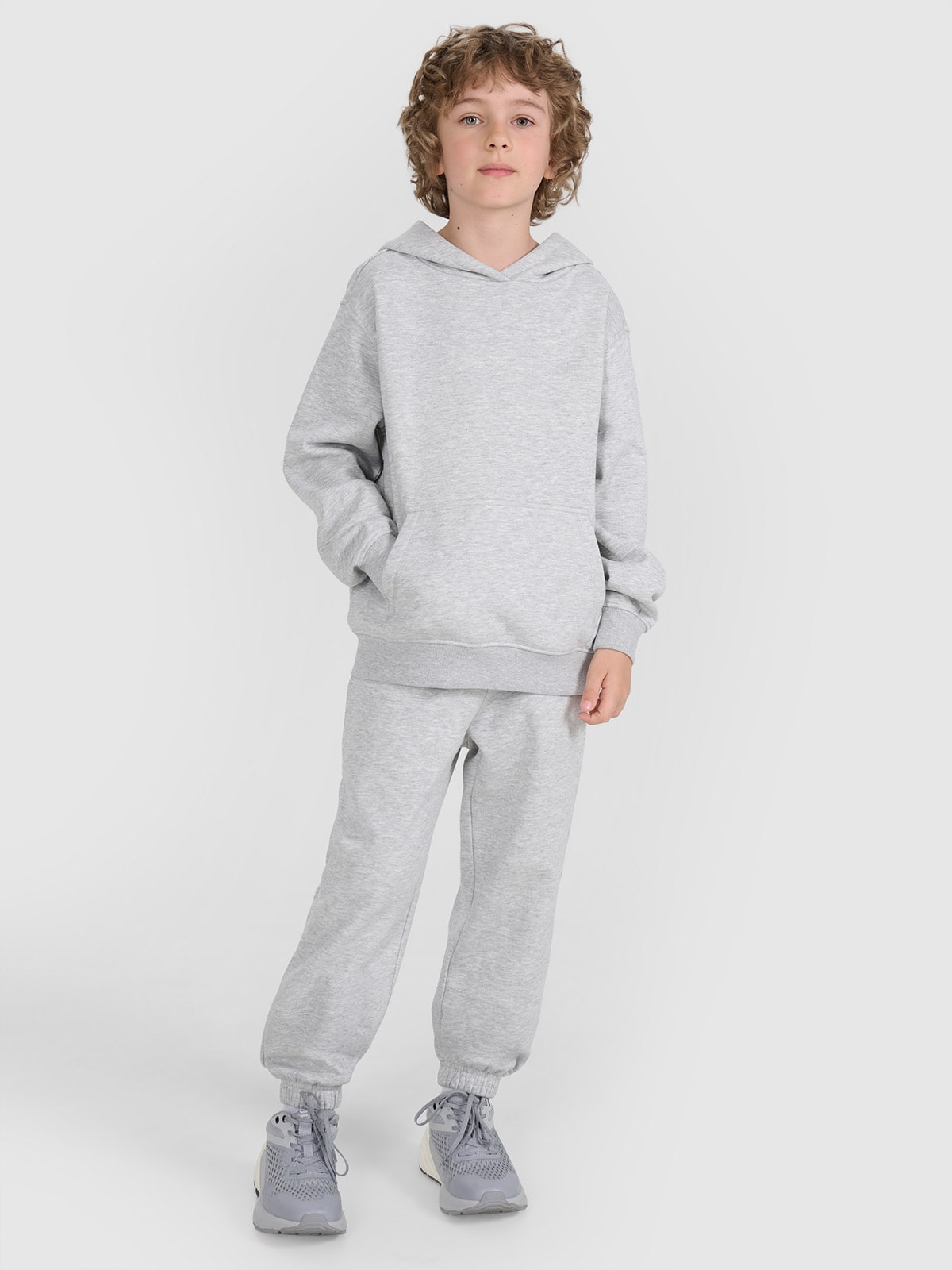 4F Spodnie dresowe joggery chłopięce - szare 134 (8-9 lat)