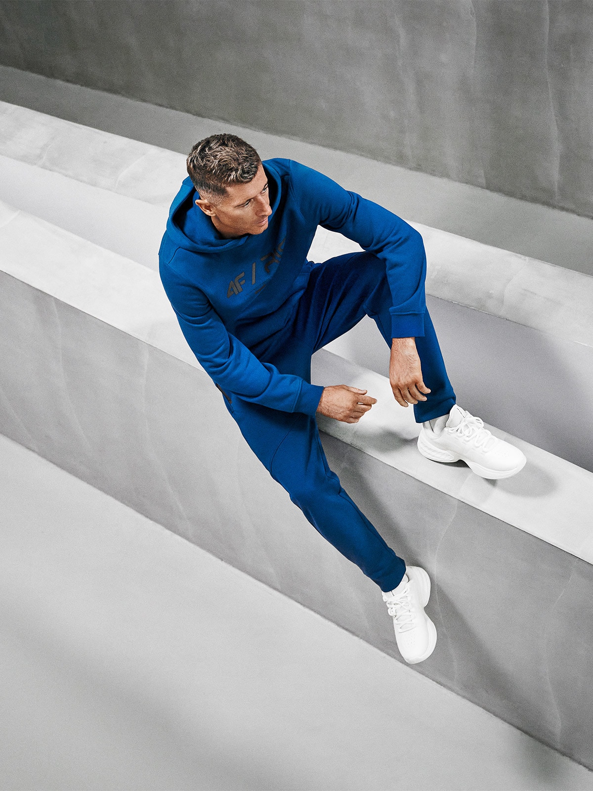 4F Spodnie dresowe joggery męskie 4F x Robert Lewandowski - granatowe XL