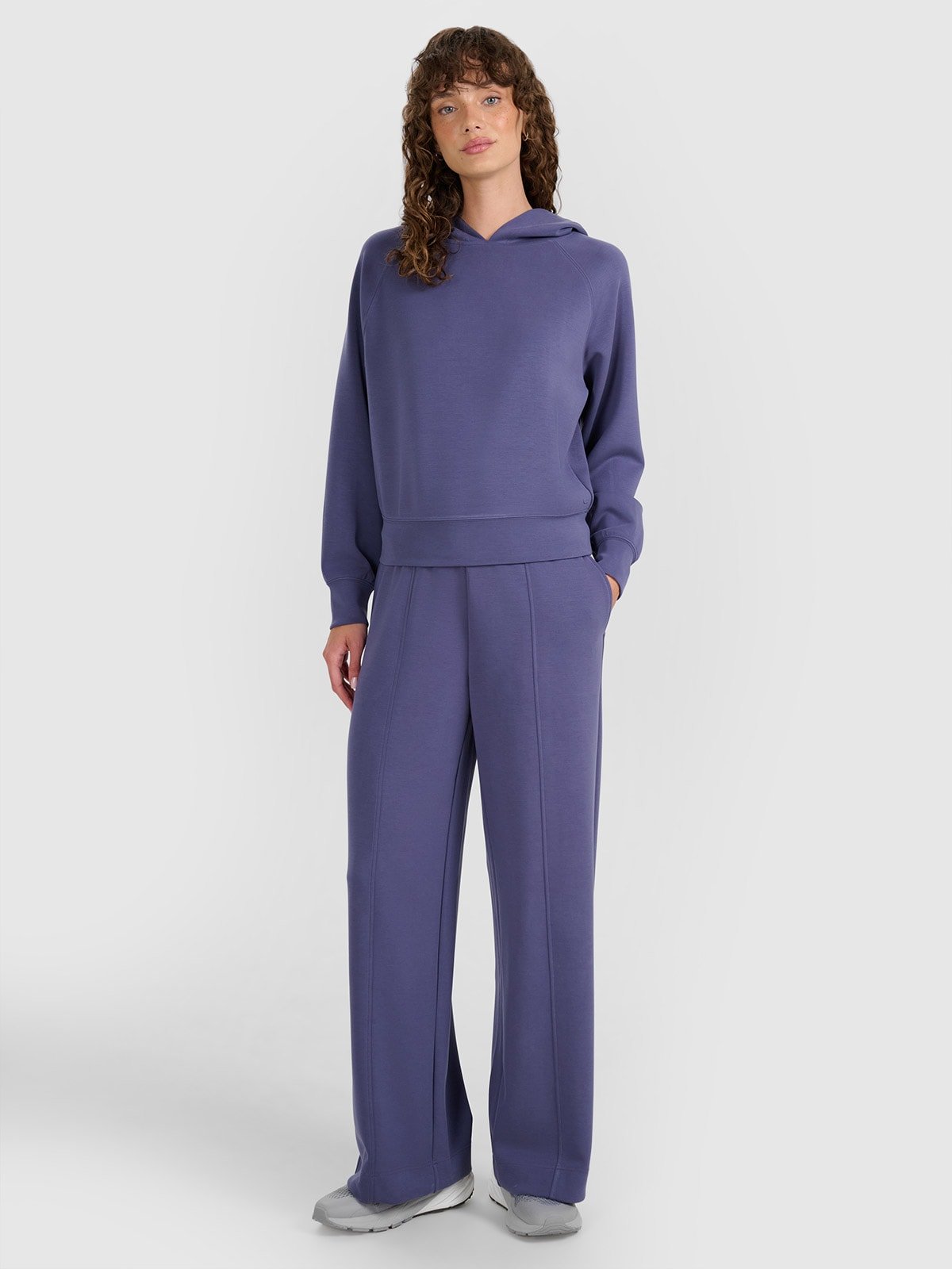 4F Spodnie dresowe z szerokimi nogawkami z modalem damskie - granatowe L