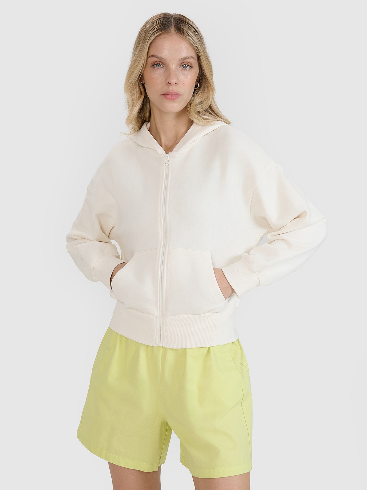 4F Bluza dresowa rozpinana z kapturem damska - biała XS