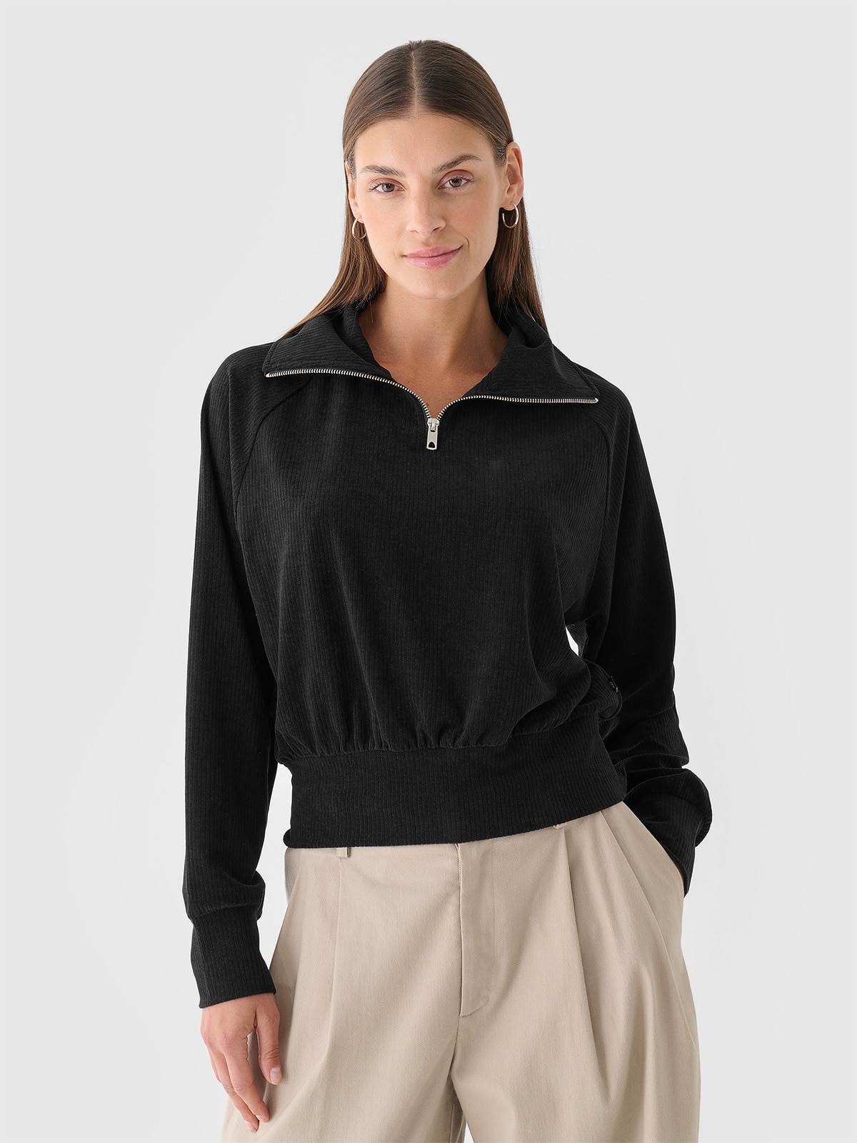 4F Bluza dresowa z weluru nierozpinana bez kaptura damska - czarna XS