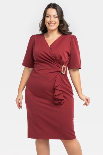 Sukienka swiąteczna ołówkowa z falbanką i ozdobną klamerką, kopertowy dekolt MARGA bordo