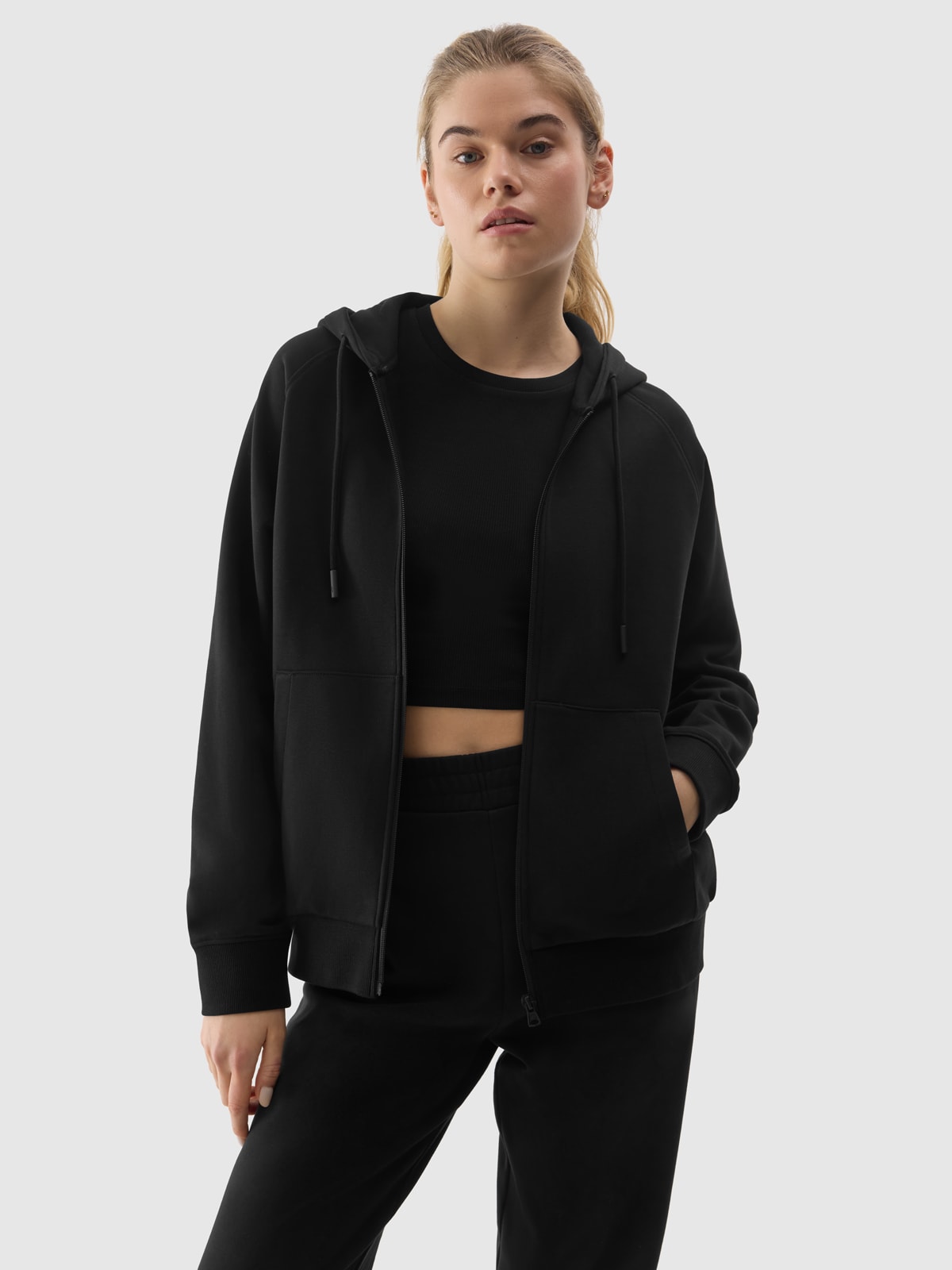 Жіноче спортивне худі на блискавці - чорний