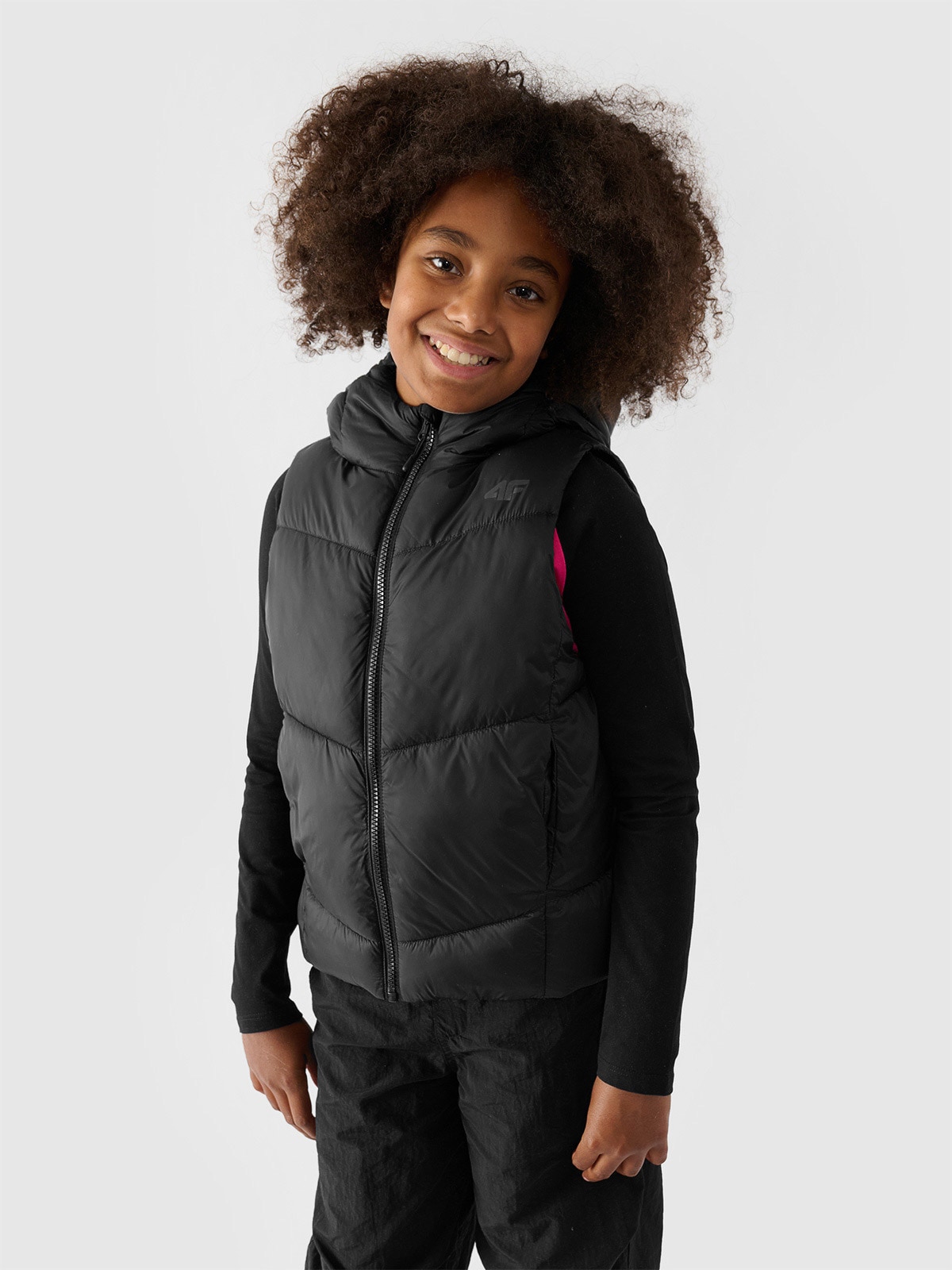 Пухова стьобана жилетка з капюшоном для дівчаток - чорний