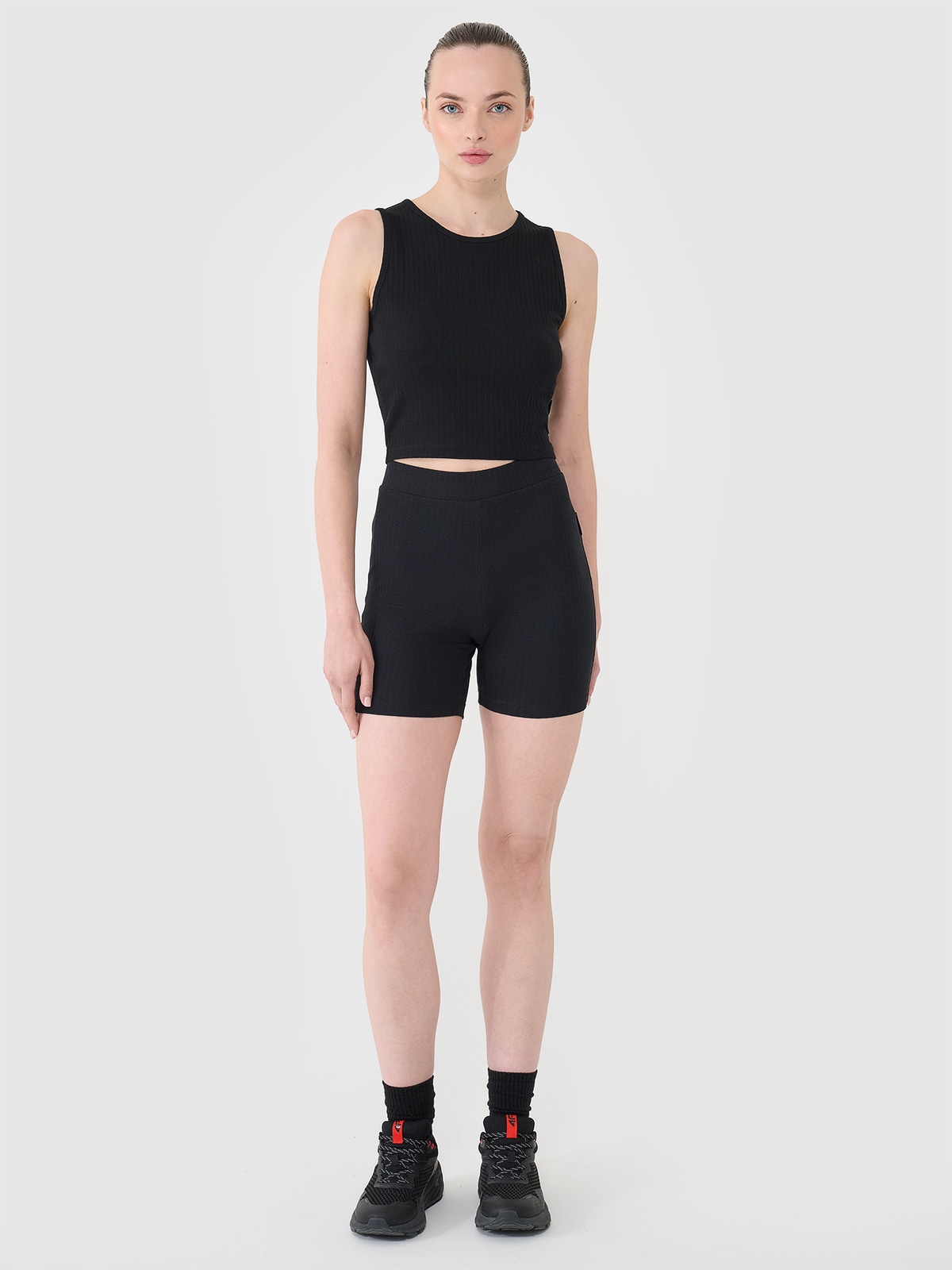 Жіночі трикотажні короткі легінси - чорний