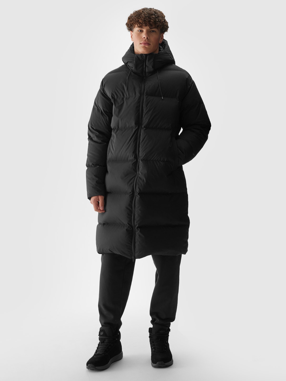Чоловічий пуховик з натуральним наповнювачем - чорний