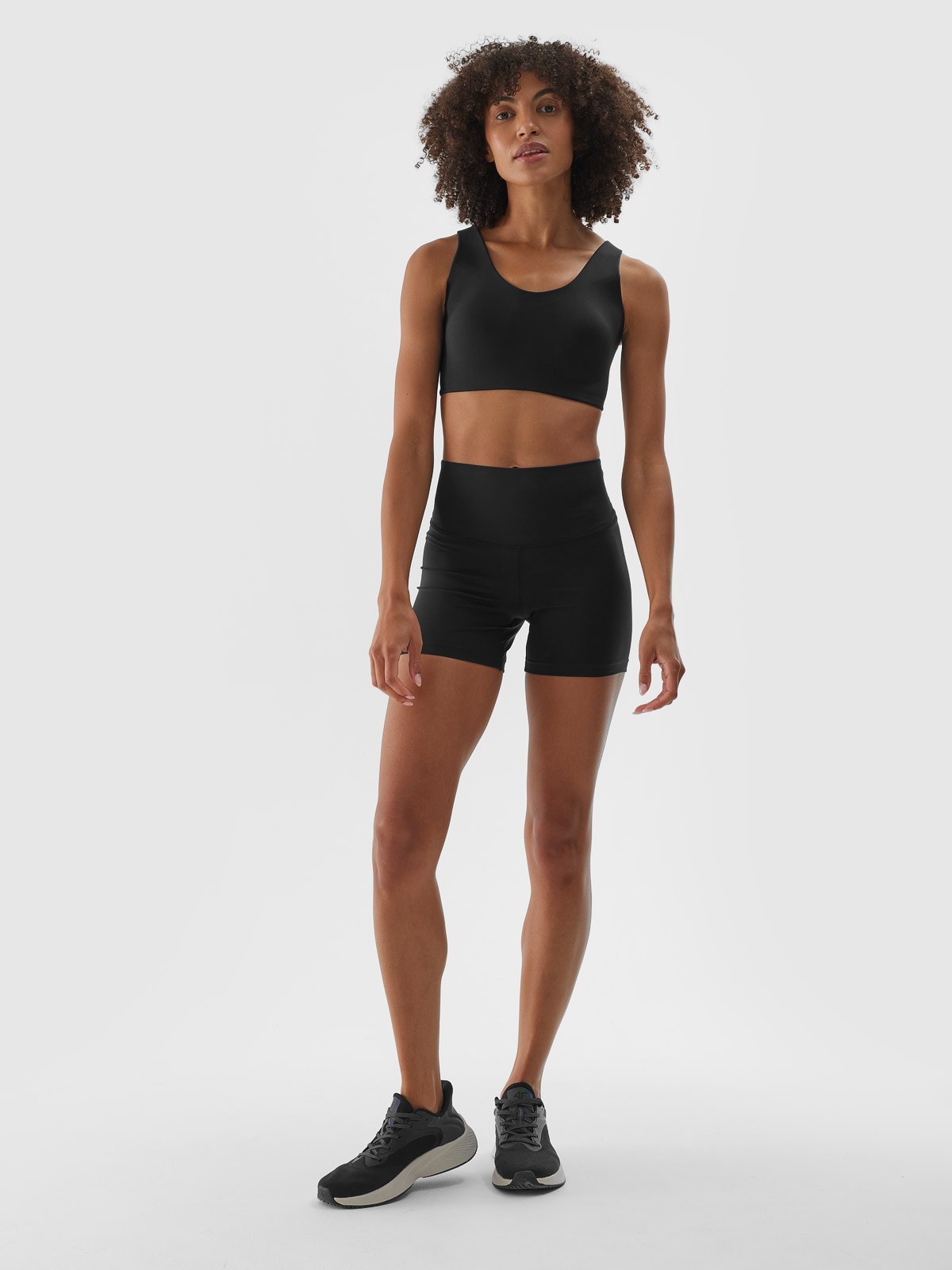 Жіночі короткі легінси для тренувань - чорний