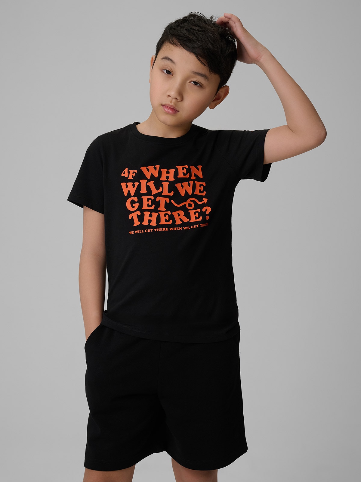 Футболка regular з принтом хлоп'яча - чорна