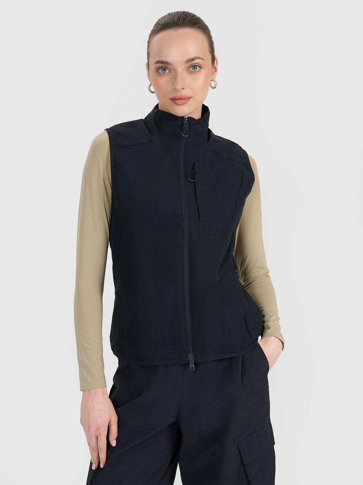 Жіночий стьобаний жилет з коміром-стійкою - чорний