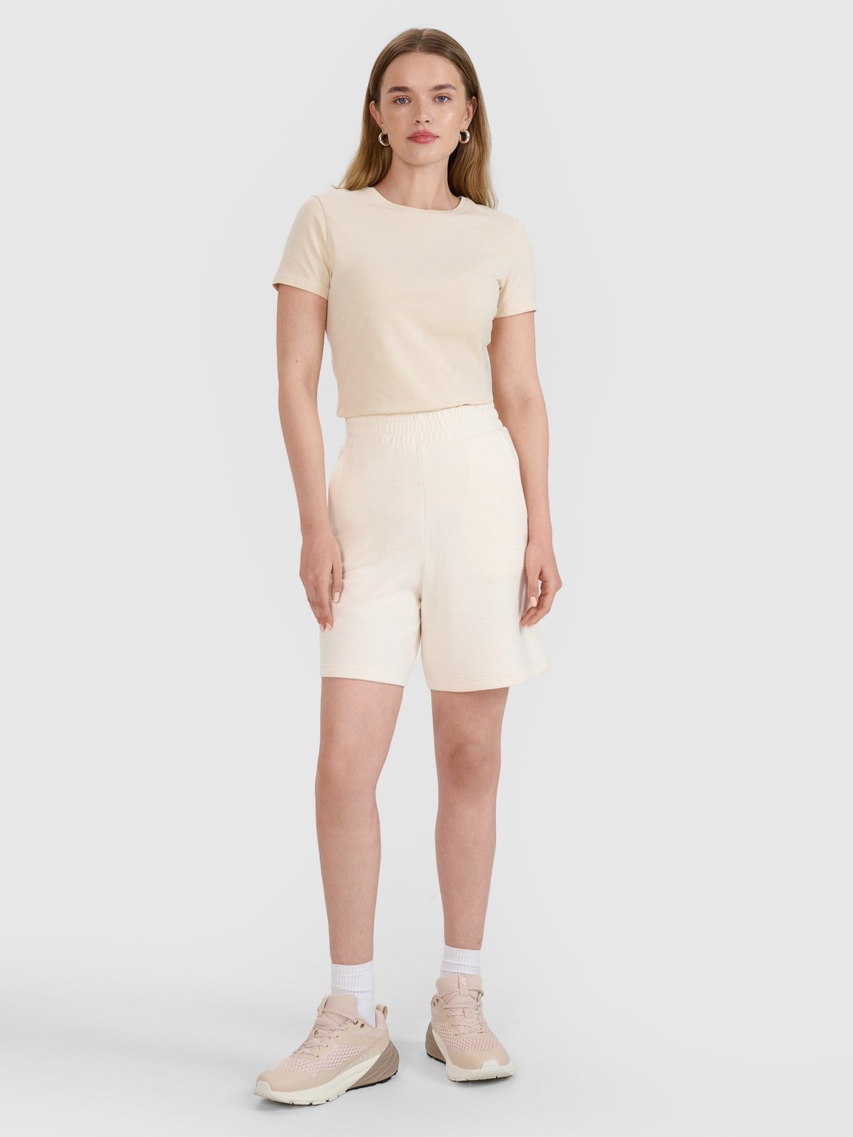 Жіночі спортивні шорти зі структурної трикотажної тканини - білі