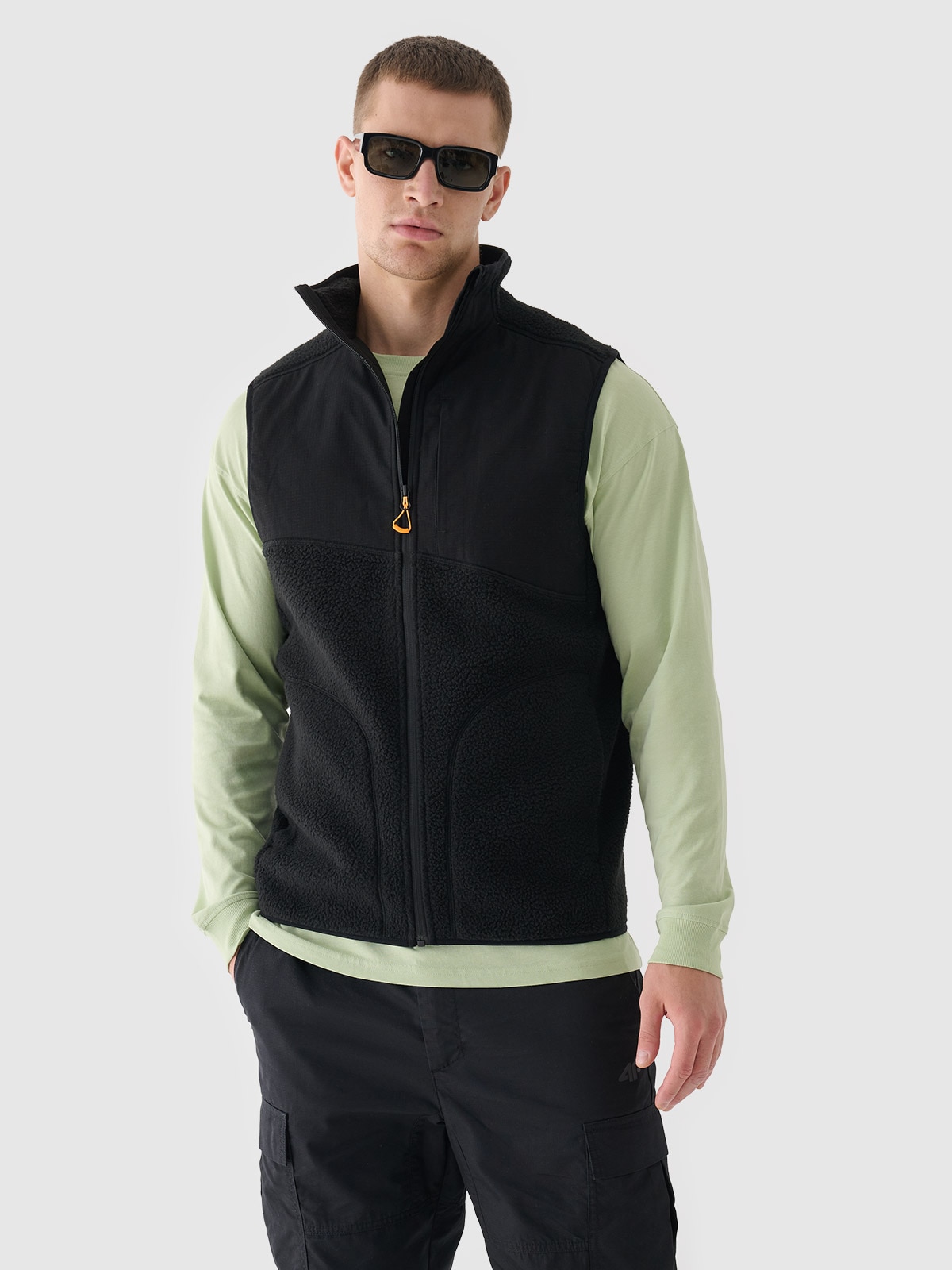 Чоловіча жилетка sherpa з коміром-стійкою - чорний