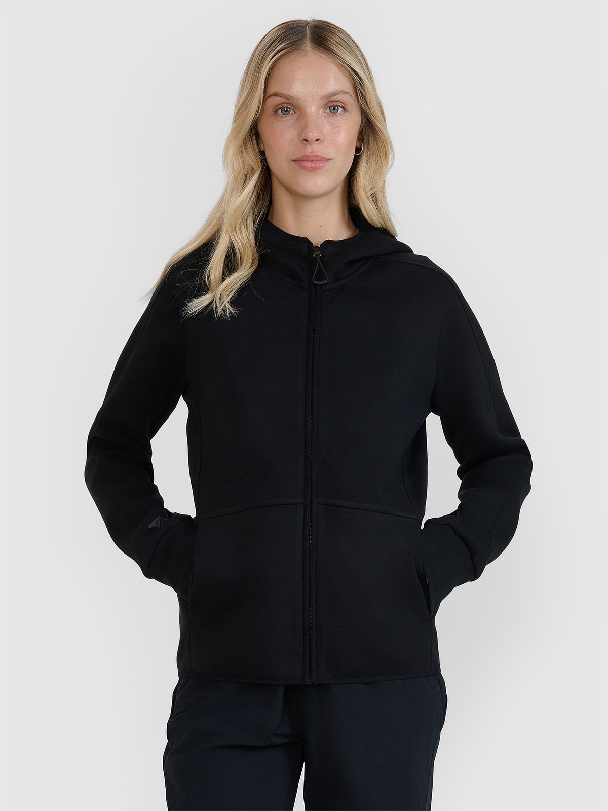 Жіноча спортивна кофта на застібці з капюшоном - чорна