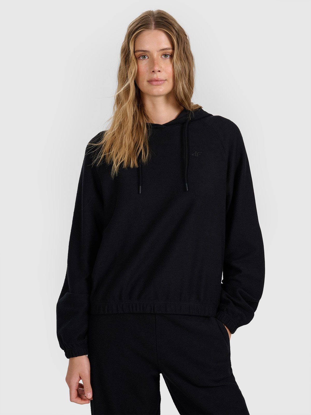 Жіноча спортивна кофта без застібки з капюшоном - чорна